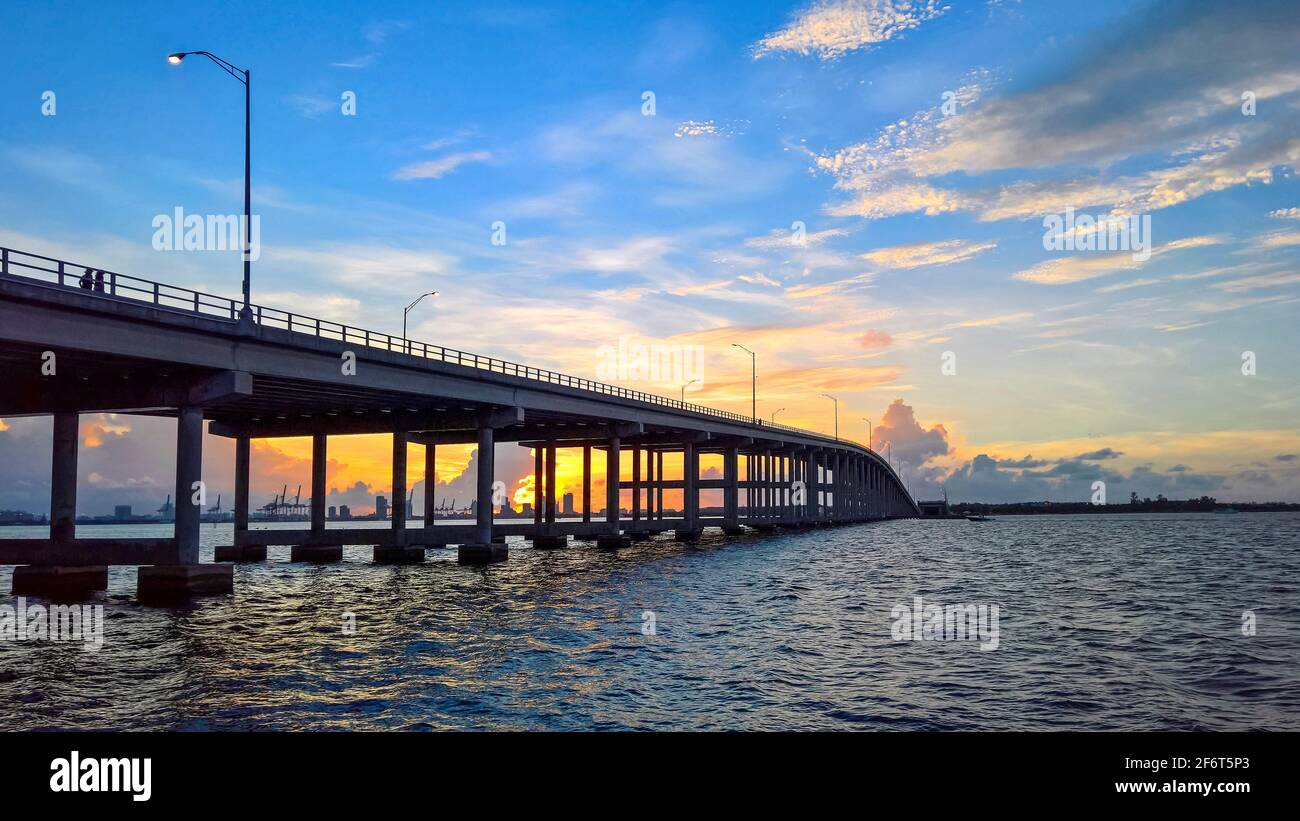 Lever du soleil sur la baie de Biscayne. Miami. La Floride. USA. Banque D'Images