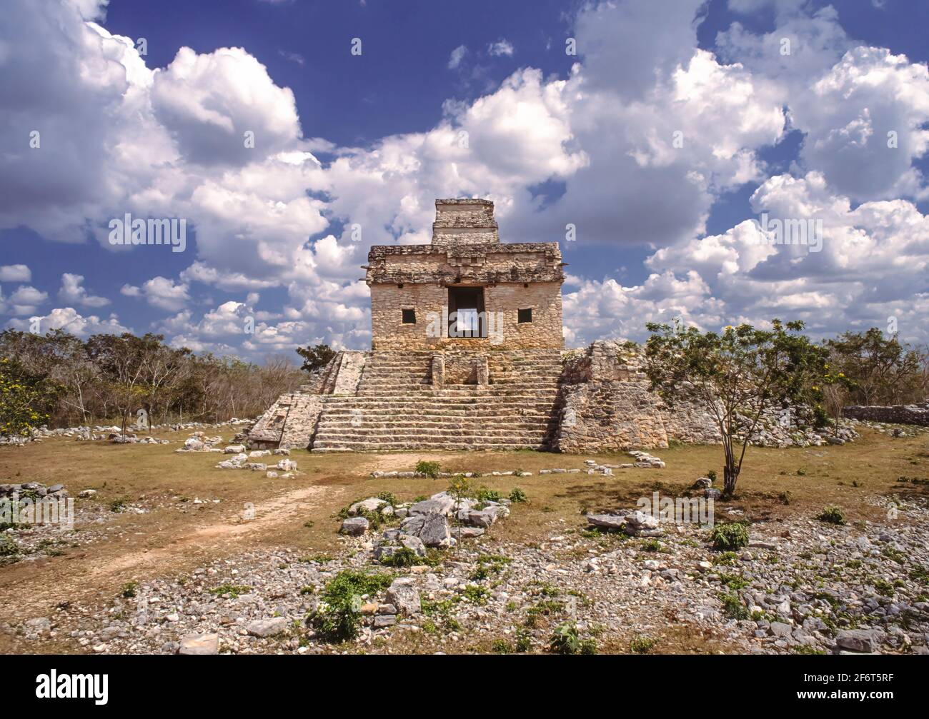 Dzibilchaltún est un site archéologique maya dans l'état mexicain de Yucatán, à environ 10 miles au nord de la capitale de l'État Mérida. Le Temple du Banque D'Images