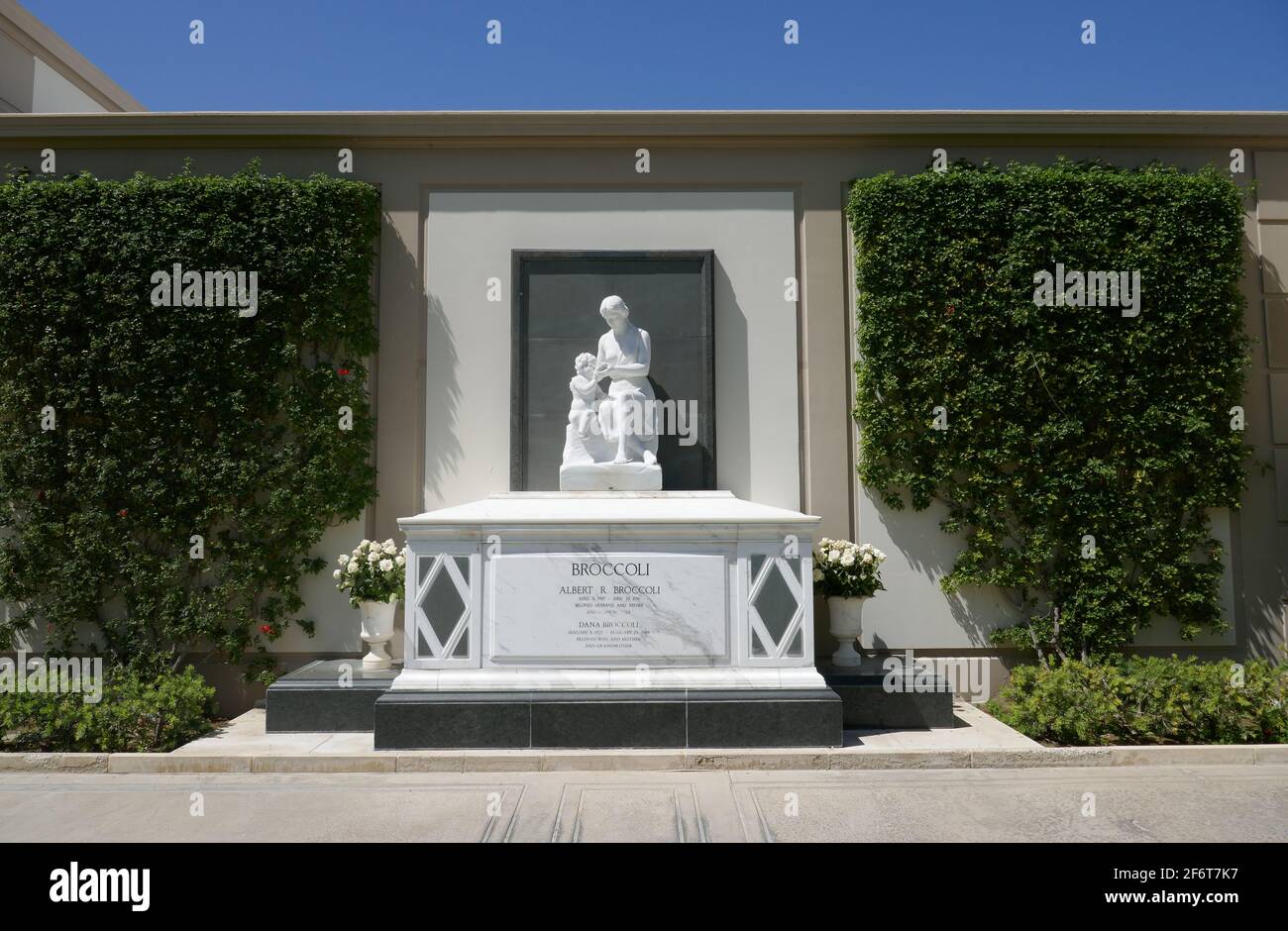 Los Angeles, Californie, États-Unis 31 mars 2021 UNE vue générale de l'atmosphère de la tombe de Broccoli Albert 'cubby' à Forest Lawn Memorial Park Hollywood Hills le 31 mars 2021 à Los Angeles, Californie, États-Unis. Photo par Barry King/Alay stock photo Banque D'Images