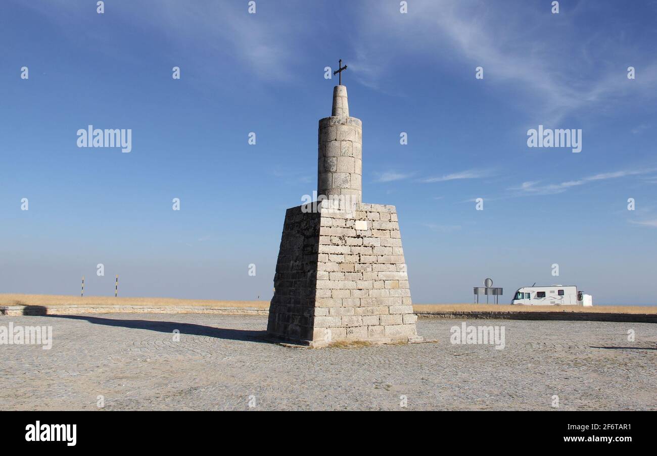 Marqueur à sommet croisé près du point le plus élevé du Portugal à Serra da Estrela sur un plateau de Torre, Serra da Estrela, Portugal Banque D'Images