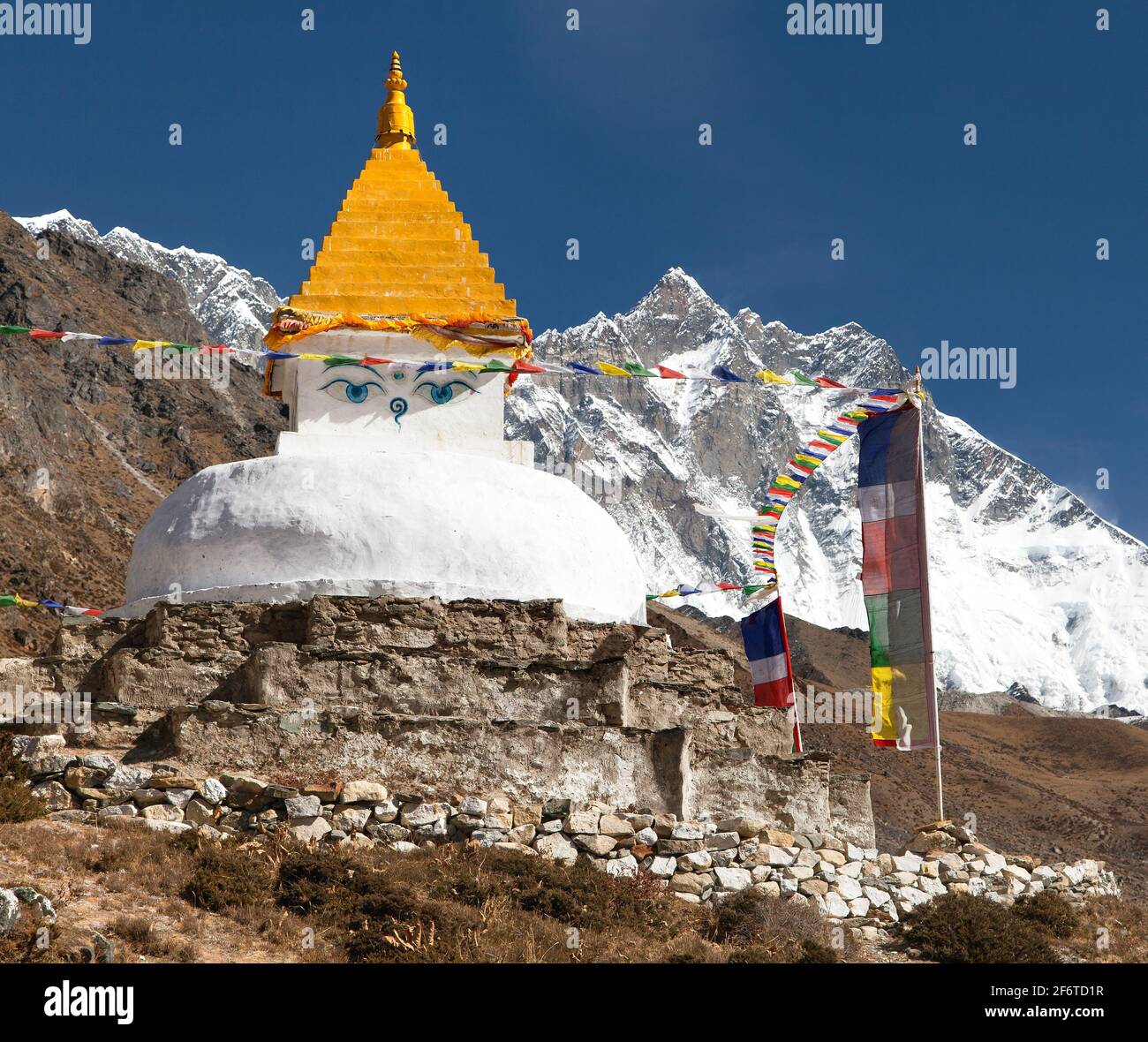 Stupa et drapeaux de prière près du village de Dingboche avec le mont Lhotse, chemin vers le camp de base de l'Everest, vallée de Khumbu, Solukhumbu, parc national de Sagarmatha, Népal Banque D'Images