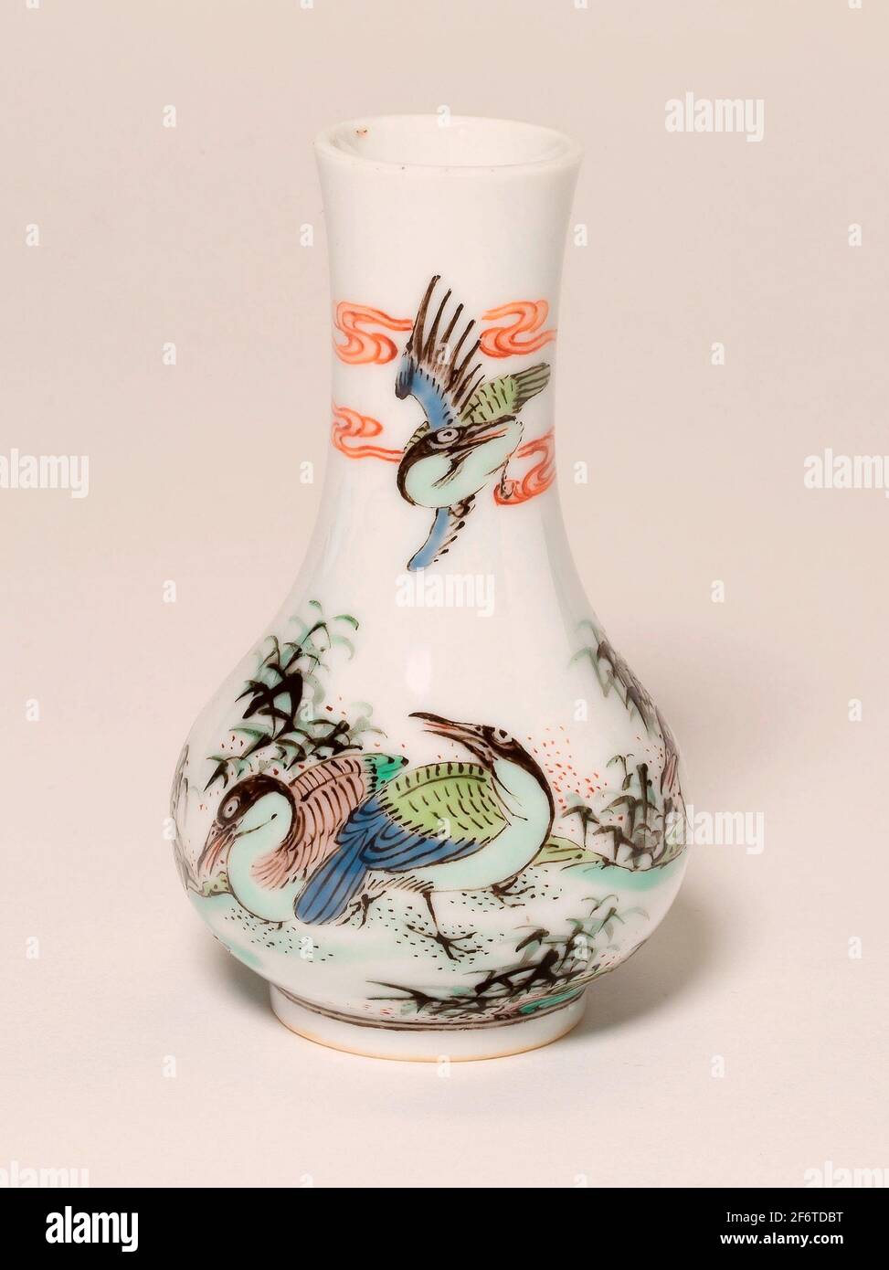 Vase miniature famille-verte 'Ducks' - dynastie Qing (1644'1911) - Chine. Porcelaine peinte en émail verni. Banque D'Images