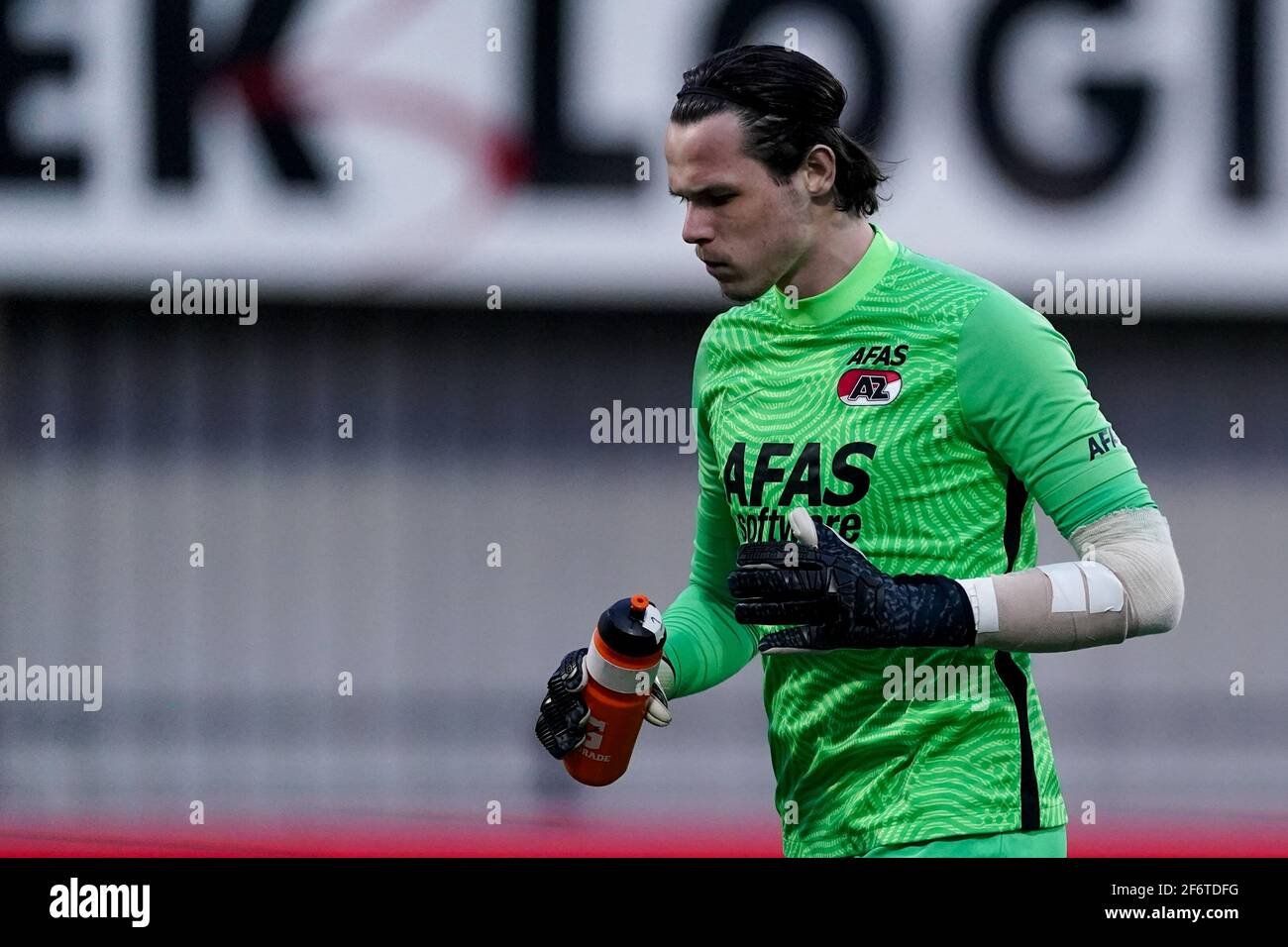HELMOND, PAYS-BAS - 2 AVRIL : gardien de but Mees Bakker d'AZ U23 lors du match néerlandais Eerste Divisie entre Helmond Sport et Jong AZ à SolarUnie Banque D'Images