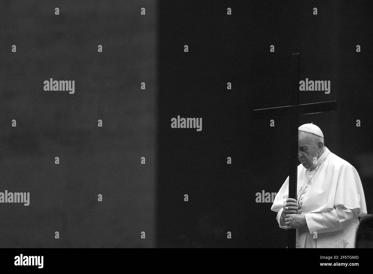 Rome, Italie. 03ème avril 2021. 2 avril 2021 : le Pape François tient la Croix en tant qu'il dirige la célébration du chemin de la Croix (via Crucis) dans le cadre du Vendredi Saint au Vatican, pendant la pandémie du coronavirus Covid-19. Crédit : Agence photo indépendante/Alamy Live News Banque D'Images