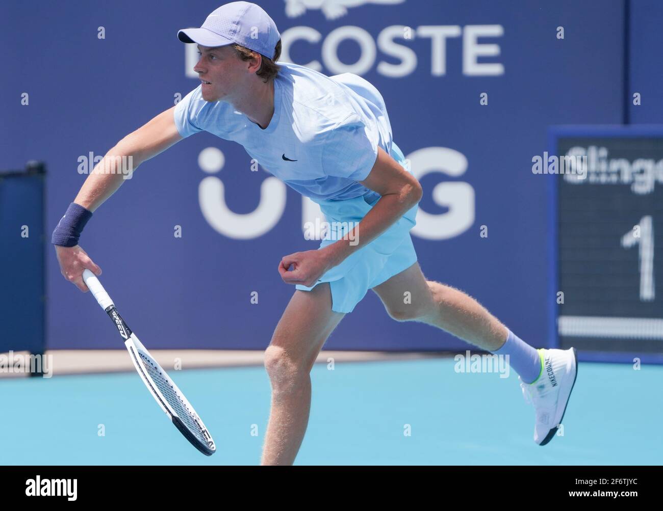 Miami, États-Unis d'Amérique. 02 avril 2021. MIAMI GARDENS, FLORIDE - 02 AVRIL : le centre italien Jannick sert à Roberto Bautista Agut, d'Espagne, dans les demi-finales lors de l'ouverture de Miami au Hard Rock Stadium, le 02 avril 2021 à Miami Gardens, Floride. (Photo par Alberto E. Tamargo/Sipa USA) crédit: SIPA USA/Alay Live News Banque D'Images