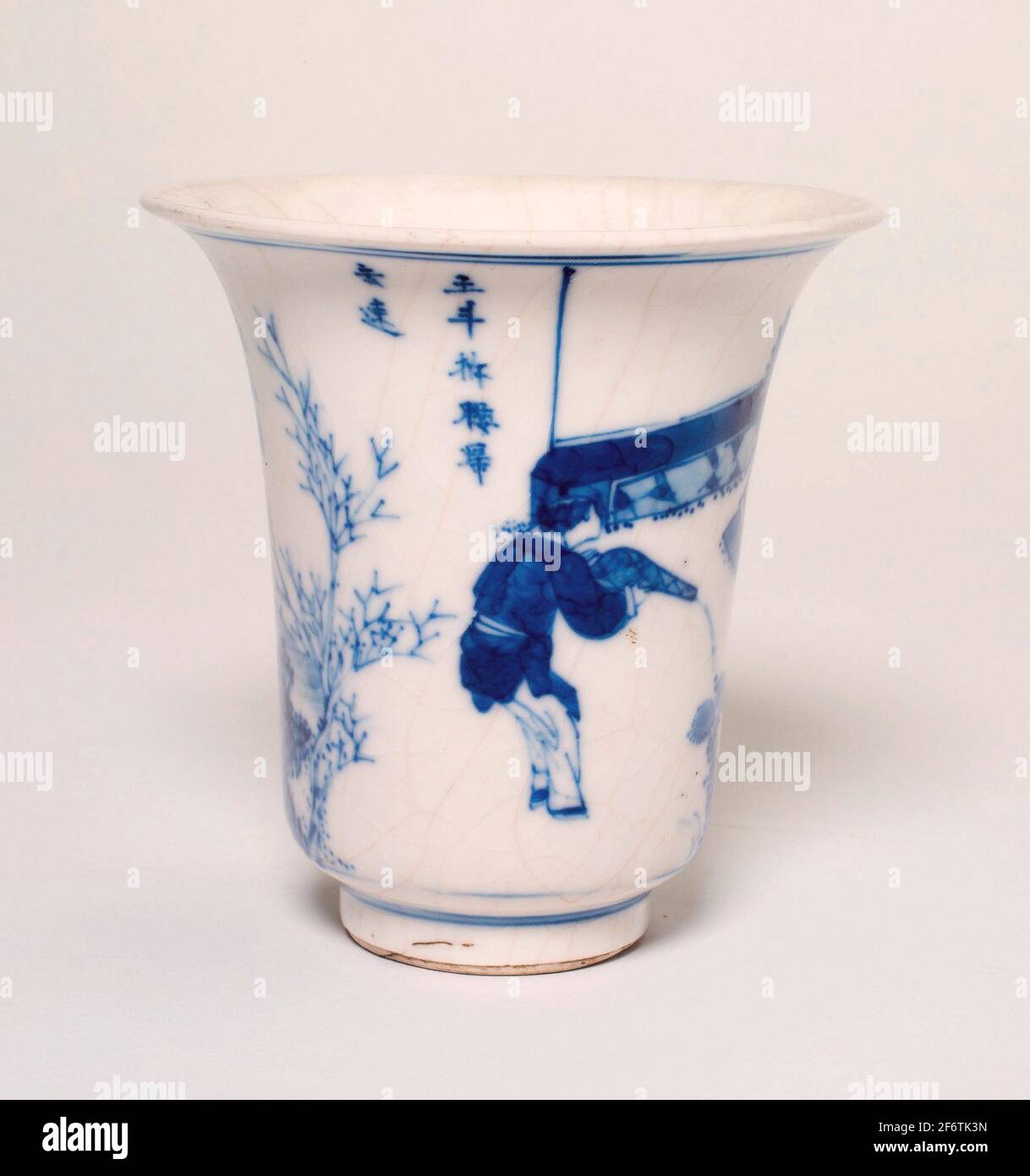 Coupe en forme de cloche avec Scholar et Attendants dans un jardin - dynastie Qing (1644 - 1911) - Chine. Porcelaine peinte en bleu underglaze. Banque D'Images
