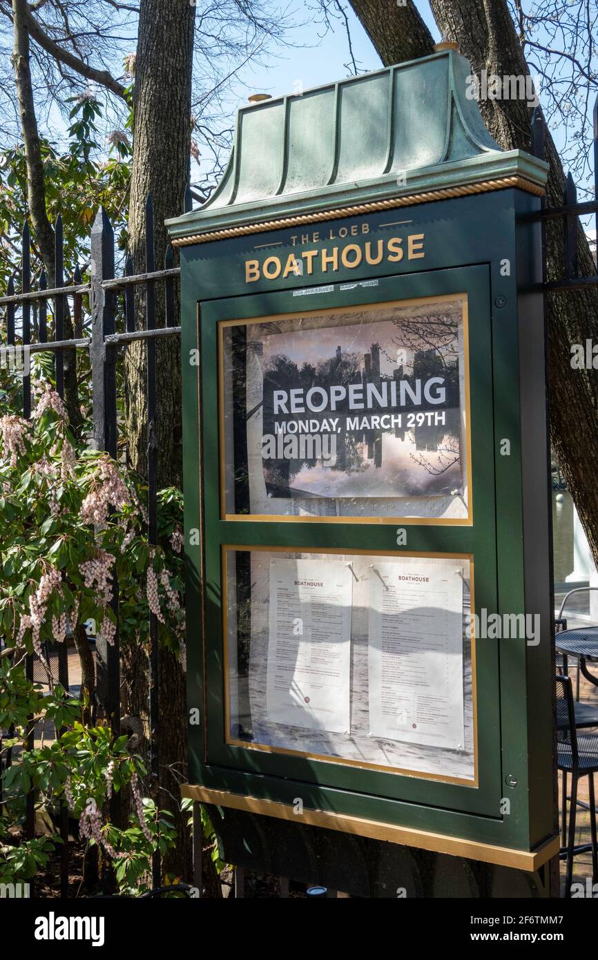 Loeb Boathouse panneau et menu annonçant la date de réouverture après la pandémie COVID-19, Central Park, NYC, Etats-Unis Banque D'Images