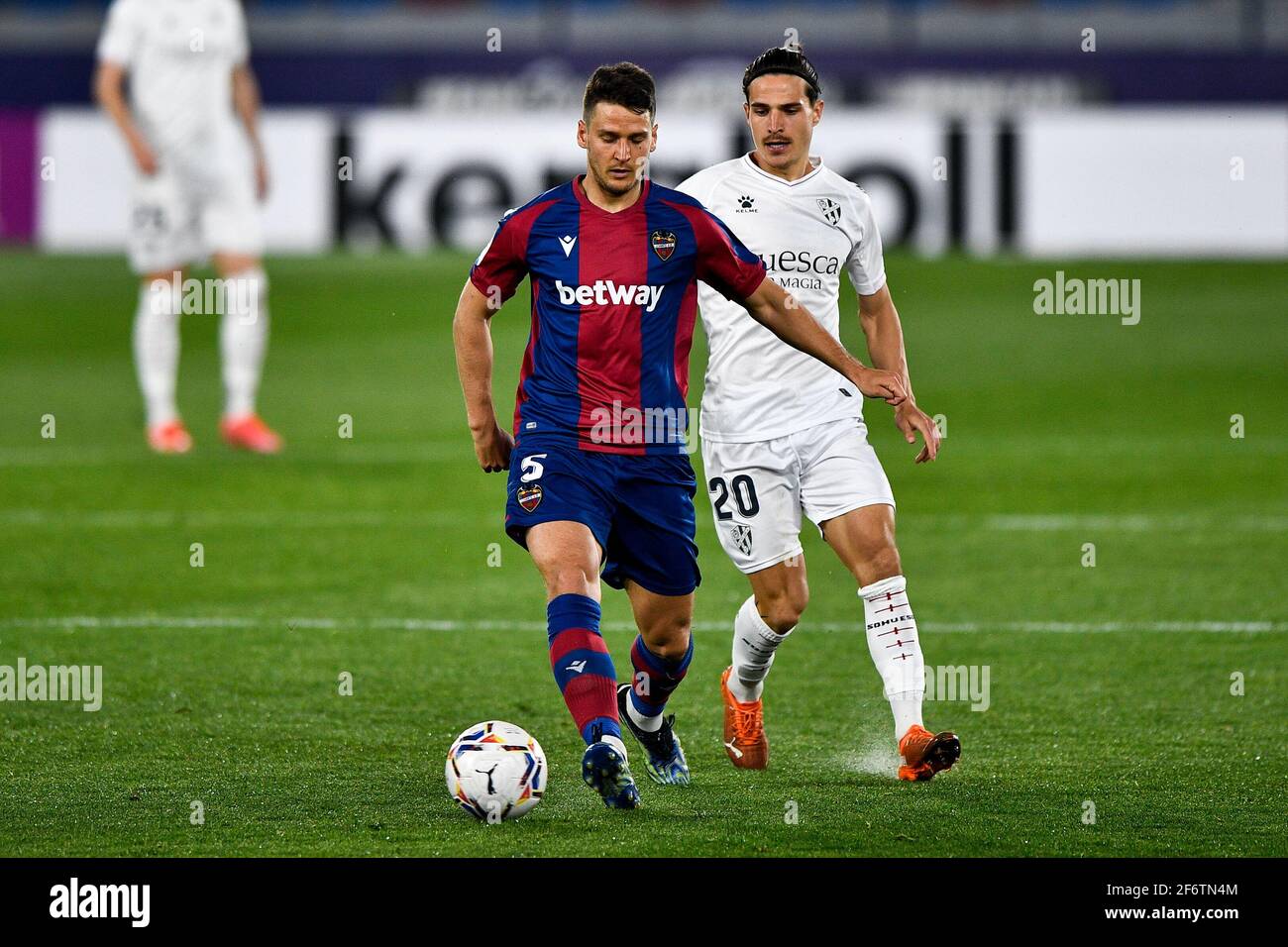 VALENCE, ESPAGNE - 2 AVRIL: Nemanja Radoja de Levante UD et Jaime Seoane Valenciano de SD Huesca pendant le match de la Liga Santander entre Levante UD Banque D'Images