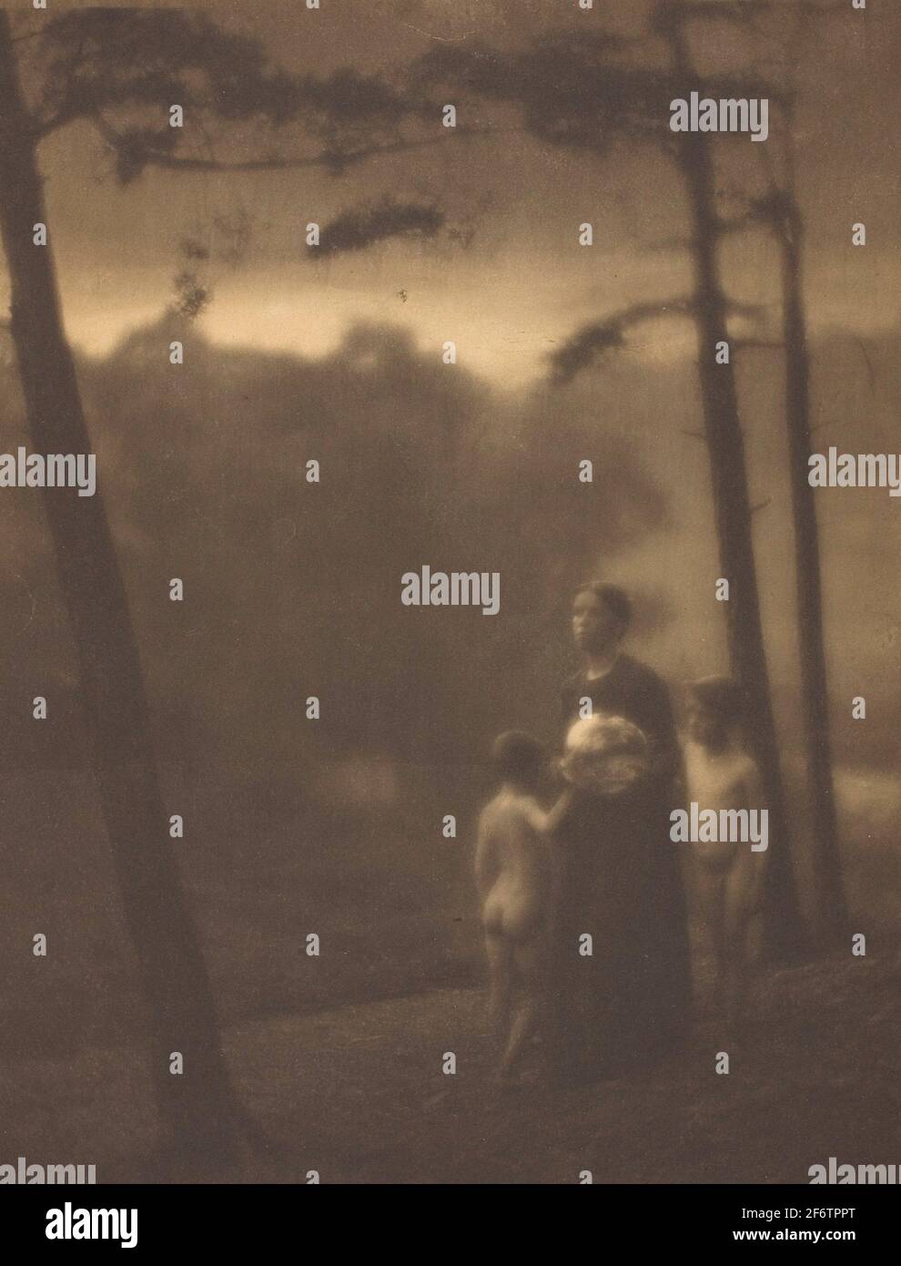 Clarence H. blanc. EveningMother and Boys-1905-Clarence H. White American, 1871-1925. Imprimé platine. États-Unis. Banque D'Images