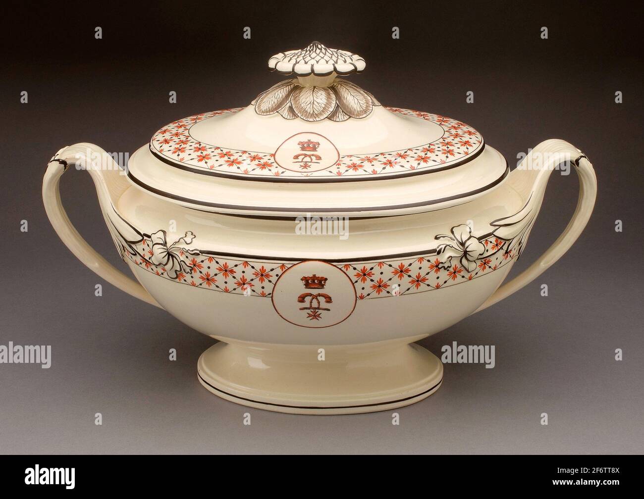 Wedgwood Manufactory. Tureen-About 1785-Wedgwood Manufactory England,  fondée en 1759. Faïence (vaisselle) avec décoration en émail polychrome  Photo Stock - Alamy