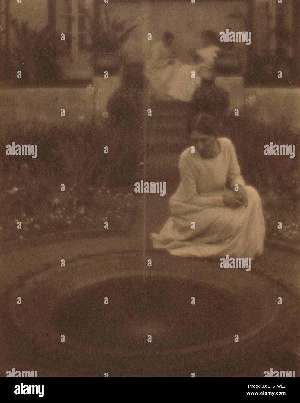 Clarence H. blanc. La Fontaine-1905/1906-Clarence H. White American, 1871-1925. Imprimé platine. 1905-1906. États-Unis. Banque D'Images