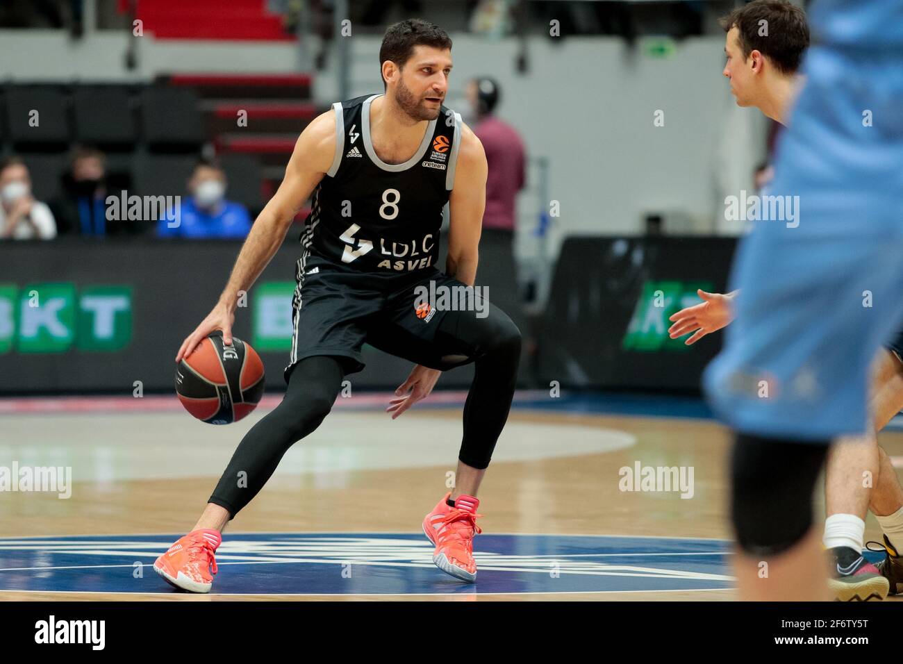 SAINT-PÉTERSBOURG, RUSSIE - 2 AVRIL : Antoine Diot de LDLC ASVEL Villeurbanne pendant le match EuroLeague Basketball entre BC Zenit Saint-Pétersbourg an Banque D'Images