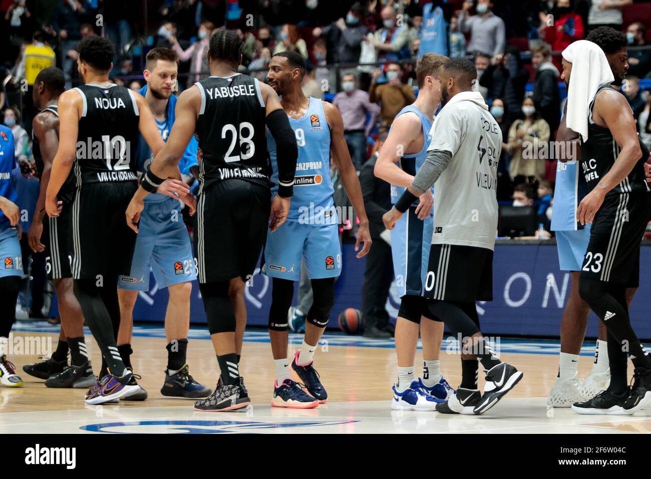 SAINT-PÉTERSBOURG, RUSSIE - 2 AVRIL : Guerschon Yabusele de LDLC ASVEL Villeurbanne et Austin Hollins de BC Zenit pendant le match EuroLeague Basketball Banque D'Images