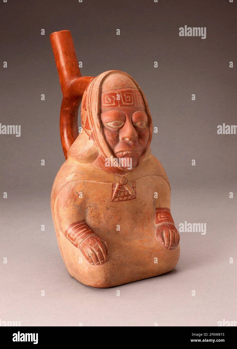 Auteur: Moche. Manipulez le bec verseur sous la forme d'une figure assise  portant un foulard à motifs - 100 B.C./A.D. 500 - Moche Côte Nord, Pérou  Photo Stock - Alamy
