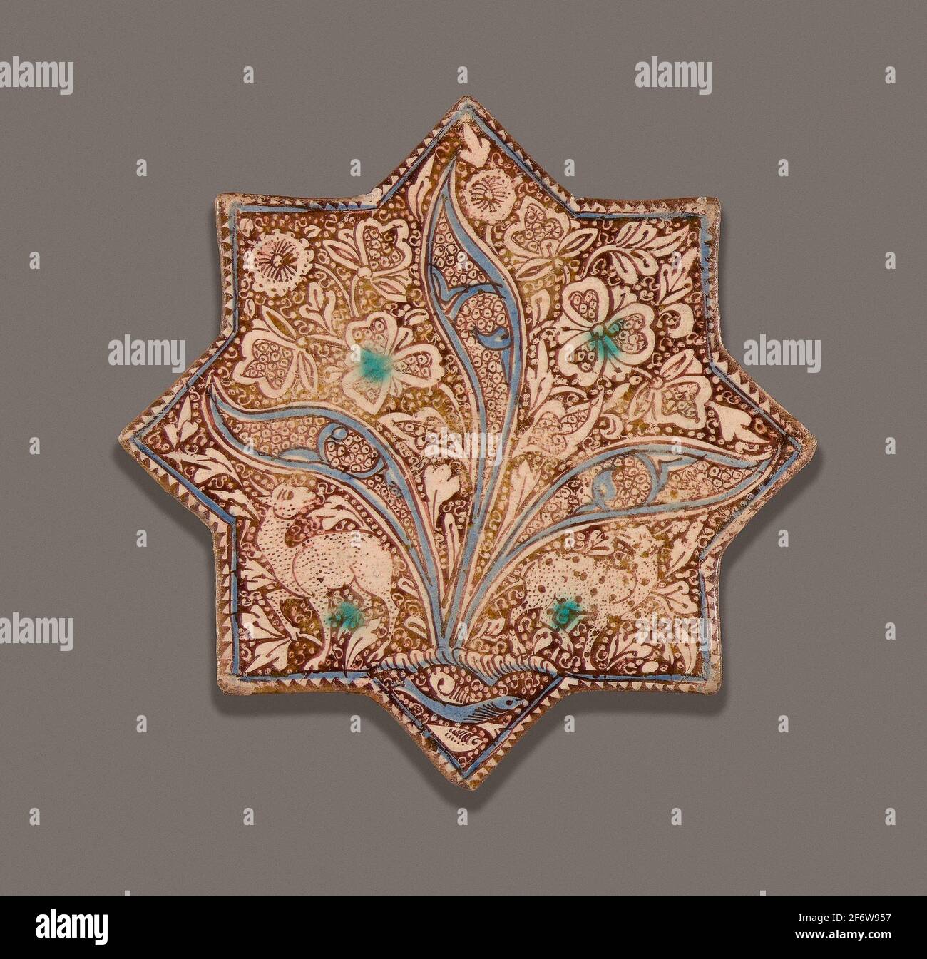 islamique. Carreaux en forme d'étoile - dynastie Ilkhanid (1256'1353), c.  1300 - Iran. Vaisselle peinte en bleu et turquoise dans un vernis blanc  opaque, avec Photo Stock - Alamy