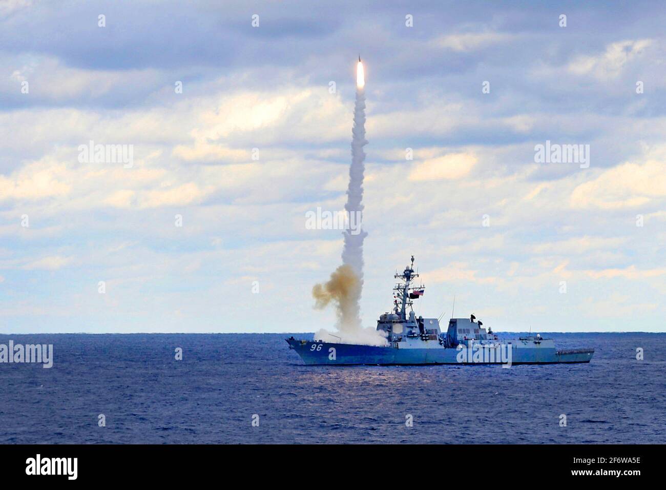 OCÉAN ATLANTIQUE (nov 18, 2018) le destroyer de missile guidé de classe Arleigh Burke USS Bainbridge (DDG 96) lance un missile standard (SM) 2 Block Banque D'Images