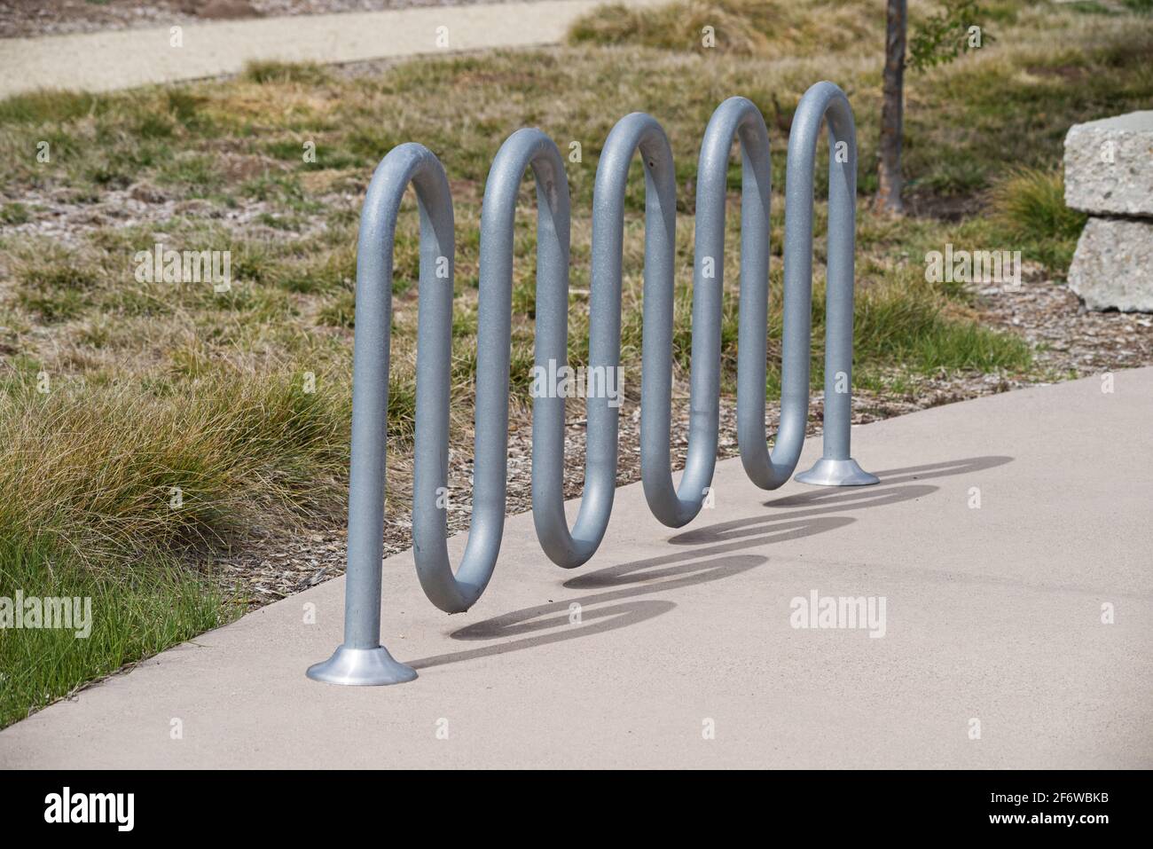 porte-vélos en tube métallique courbé Banque D'Images