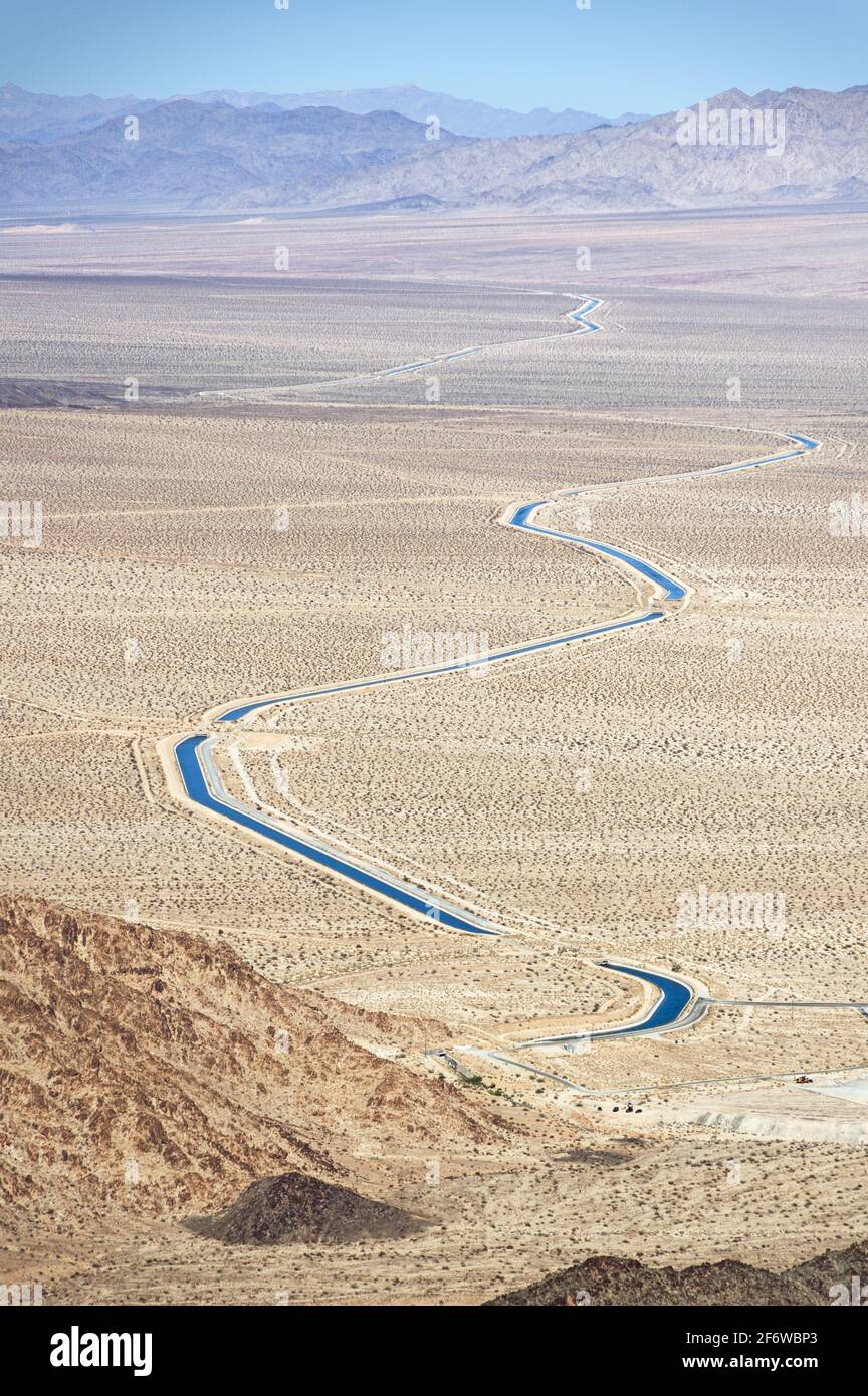 L'aqueduc du Colorado traverse le désert de Mojave jusqu'au Tunnel Coxcomb en Californie Banque D'Images
