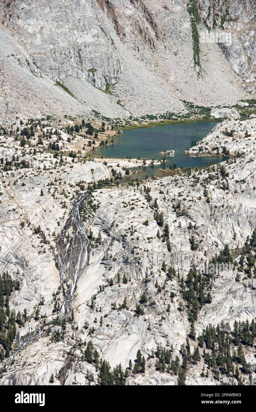 Cascade de Evolution Creek qui coule du lac Evolution à Kings Parc national du Canyon Banque D'Images