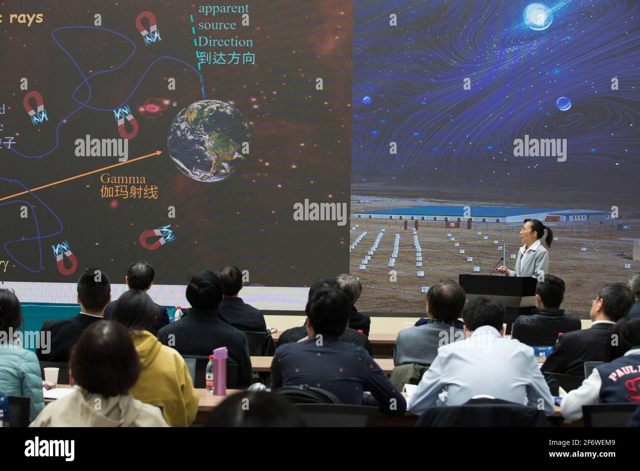 (210403) -- BEIJING, 3 avril 2021 (Xinhua) -- le chercheur Huang Jing présente la découverte lors d'une conférence de presse à Beijing, capitale de la Chine, le 2 avril 2021. L'expérience Tibet ASgamma, un projet de recherche conjoint Chine-Japon, a détecté qu'un vestige supernova pourrait être la source de certains rayons cosmiques à ultra-haute énergie. Les rayons cosmiques sont des particules de haute énergie qui se déplacent dans l'espace à la vitesse de la lumière. On croit que les particules pourraient être accélérées dans PeVatron et atteindre un volt de pétaélectron (PEV), ce qui crée 100 fois plus d'énergie que le record atteint par n'importe quel hu Banque D'Images