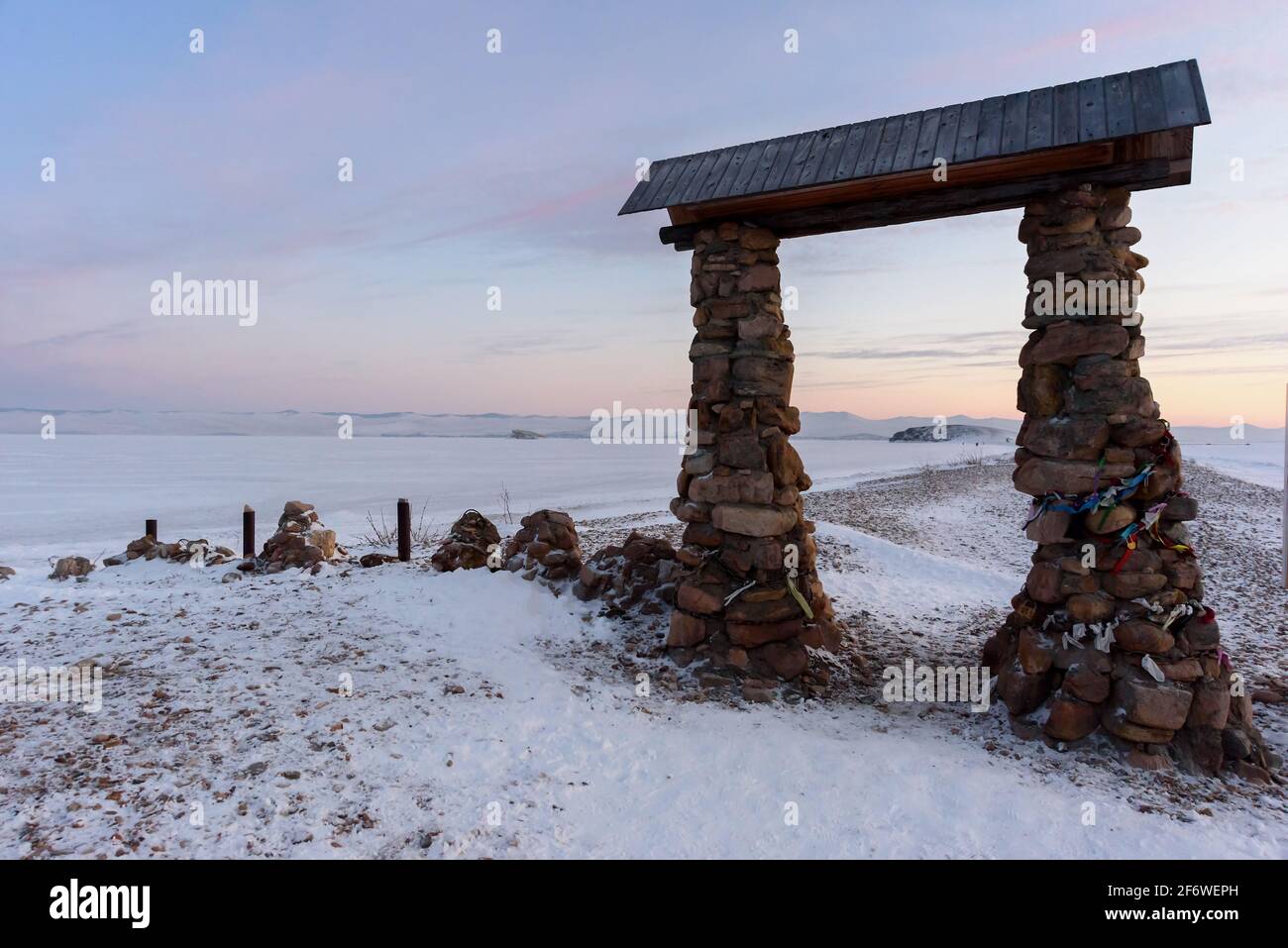 Porte en pierre sur la rive du lac Baikal en hiver Soirée près du cap d'Uyuga Banque D'Images