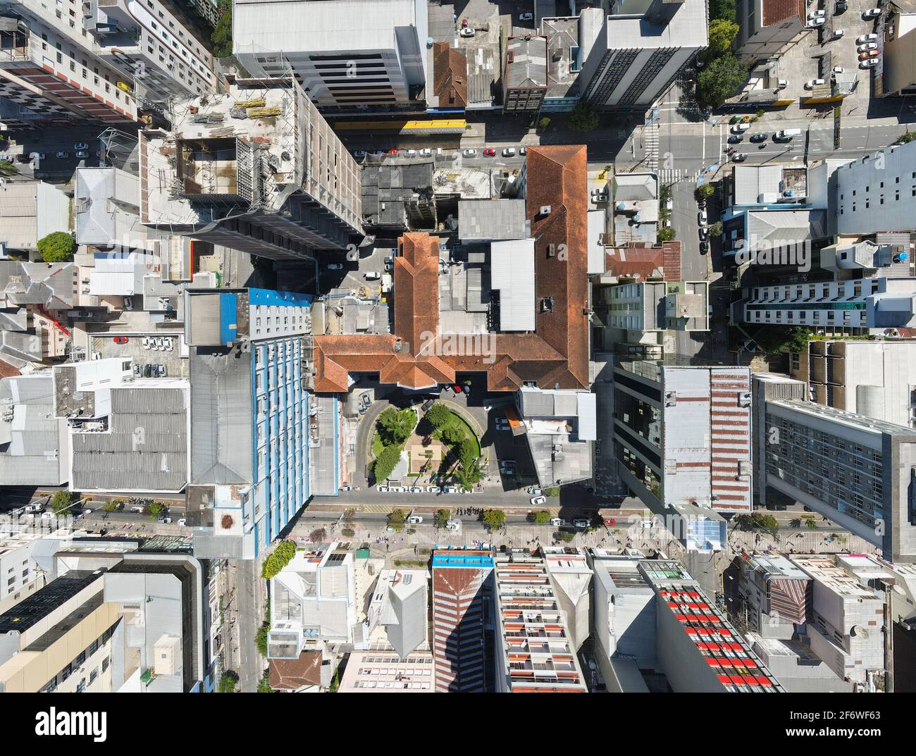 Vue plongeante de l'hôpital au milieu d'un ville Banque D'Images