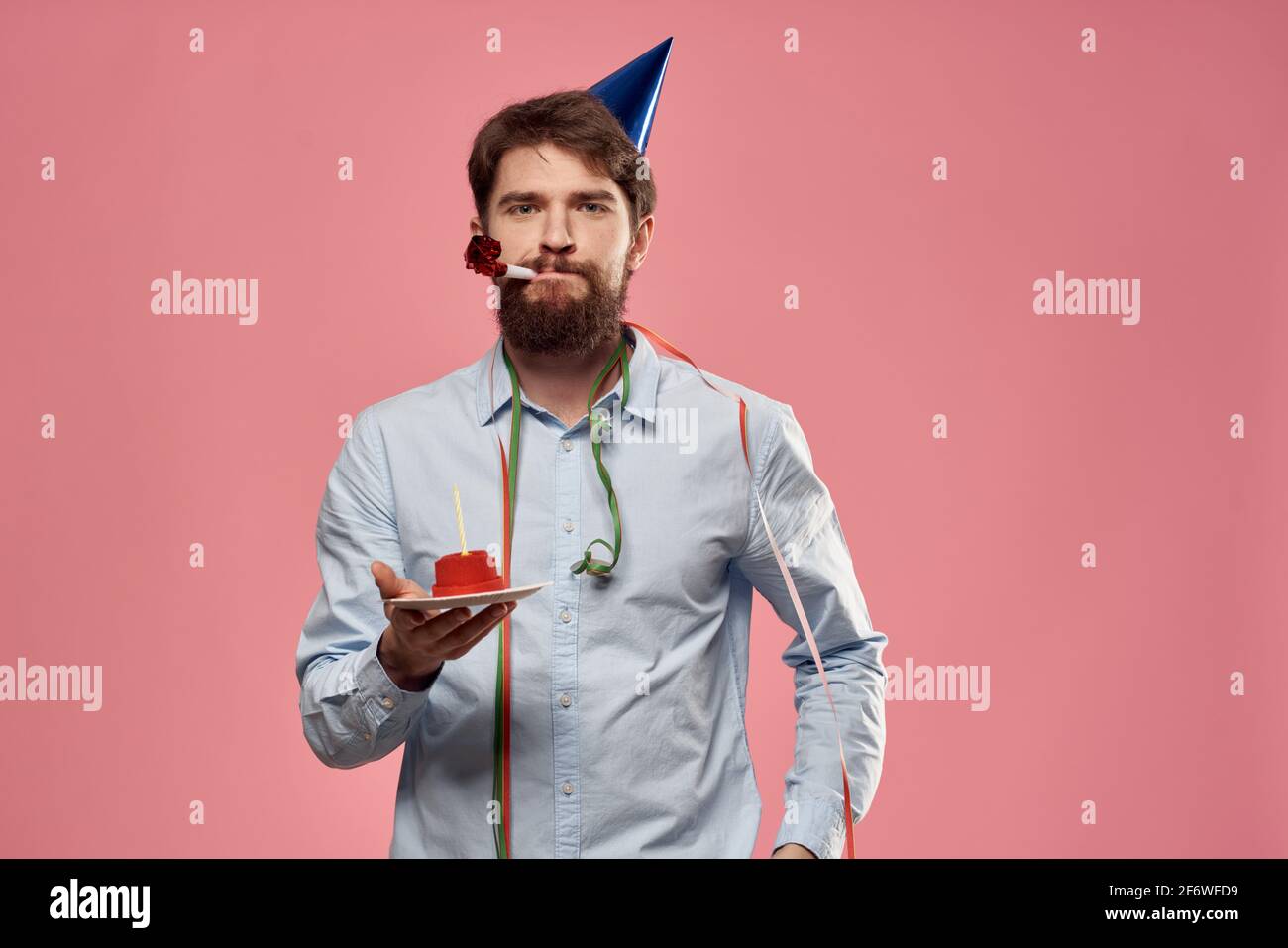Homme Avec Gateau Dans Une Assiette Et Dans Un Bleu Chemise Sur Fond Rose Anniversaire Vacances Courte Vue Photo Stock Alamy Homme Avec Gateau Dans Une Assiette Et Dans Un Bleu Chemise Sur Fond Rose Anniversaire Vacances Courte Vue Photo Stock Alamy