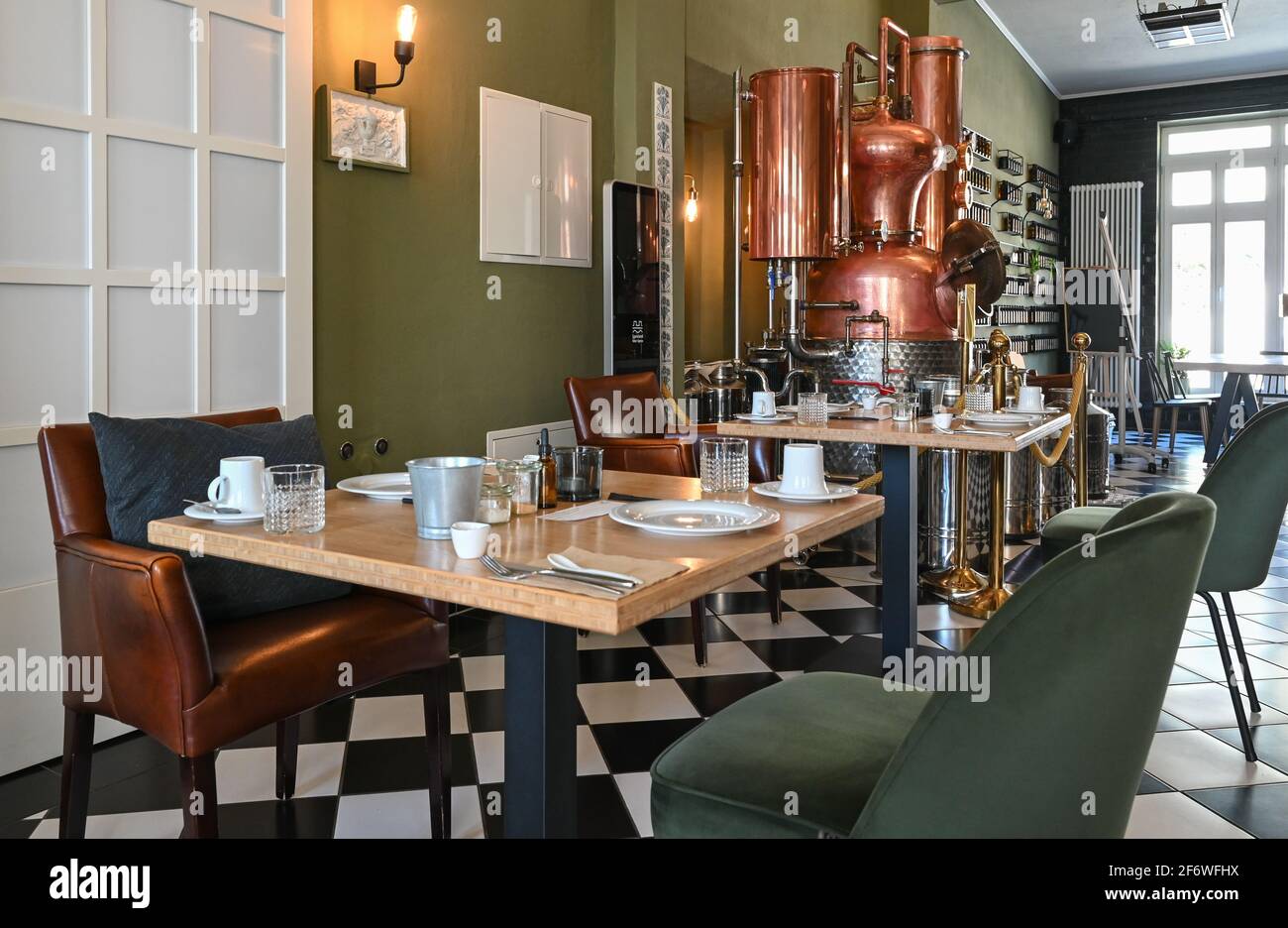 30 mars 2021, Brandebourg, Neuzelle: Tables vides dans le restaurant du Wilde Klosterküche. De nombreux restaurants restent au-dessus de l'eau dans la crise de Corona avec des repas pour la collecte ou la livraison. Le Wilde Klosterküche de Neuzelle, dans le quartier Oder-Spree, propose des événements et des menus à Pâques, par exemple, mais pas de menu de déjeuner régulier. « pour nous, le niveau de prix est trop bas pour qu'il soit valable », a déclaré le chef Manu Bunke, qui affirme qu'il accorde un excellent rapport qualité/prix aux produits régionaux. « que nous puissions exister sur ce n'est pas le cas. » Il a déjà demandé plusieurs aides. Photo: Patrick Banque D'Images