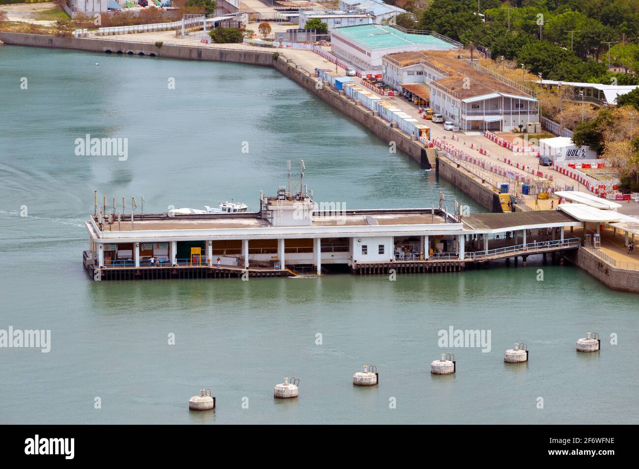 Tung Chung Development Pier (東涌發展碼頭), une jetée de ferry sur l'île de Lantau, à Hong Kong Banque D'Images