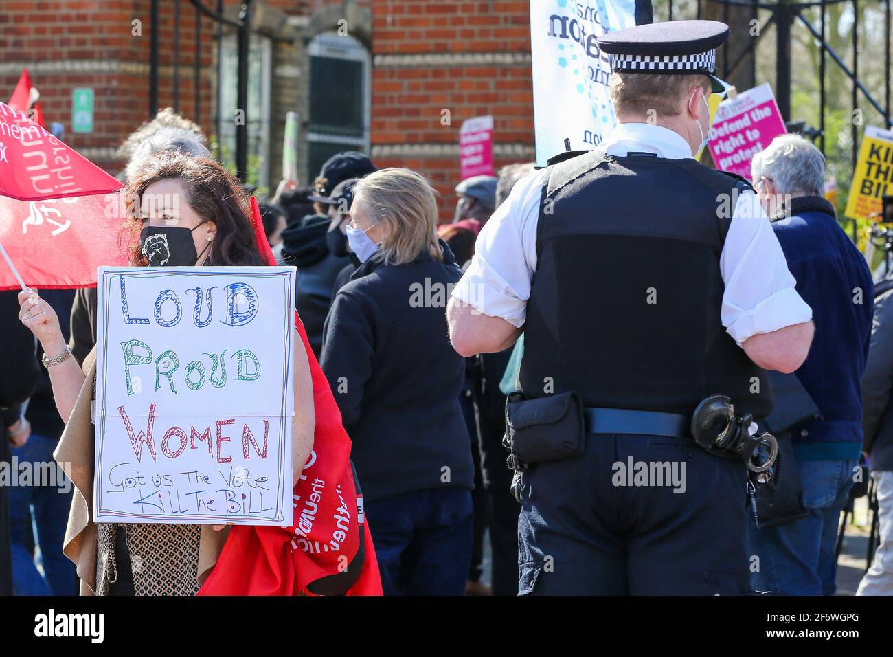 Londres, Royaume-Uni. 02 avril 2021. Un manifestant portant un écriteau disant « Loud Proud Women a obtenu le vote - Kill the Bill », debout à côté des policiers lors d'une manifestation Kill the Bill devant le parc de Finsbury, dans le nord de Londres, en opposition au projet de loi 2021 sur la police, le crime, la peine et les tribunaux, actuellement devant le Parlement. Le projet de loi donnerait à la police en Angleterre et au pays de Galles plus de pouvoir pour imposer des conditions aux manifestations non violentes. (Photo par Steve Taylor/SOPA Images/Sipa USA) crédit: SIPA USA/Alay Live News Banque D'Images