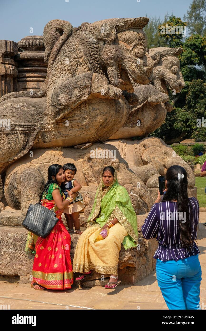 Konark, Inde - février 2021 : une famille prend une photo au Temple du Soleil le 12 février 2021 à Konark, Odisha, Inde. Banque D'Images
