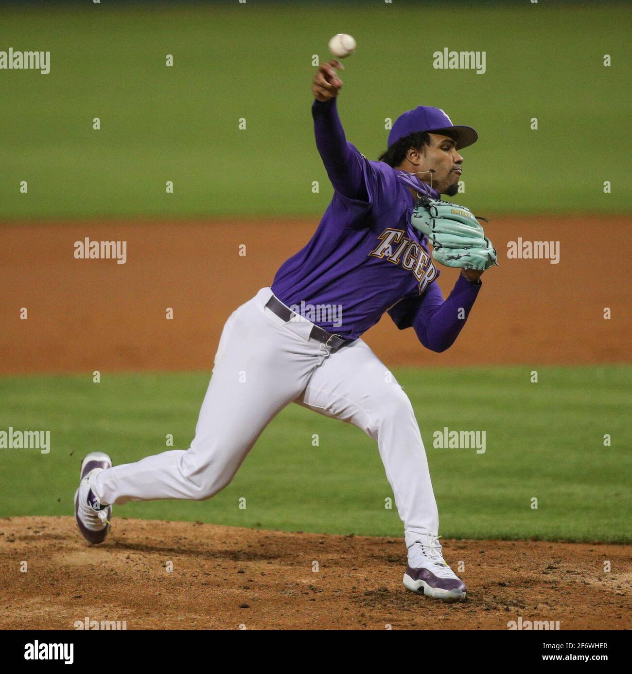 Bâton Rouge, LA, États-Unis. 2 avril 2021. Le lanceur de départ de LSU Jaden Hill (0) délivre un terrain pendant l'action de baseball de la NCAA entre le Vanderbilt Commodores et les Tigres de LSU au stade Alex Box, Skip bertman Field à Baton Rouge, LA. Jonathan Mailhes/CSM/Alamy Live News Banque D'Images