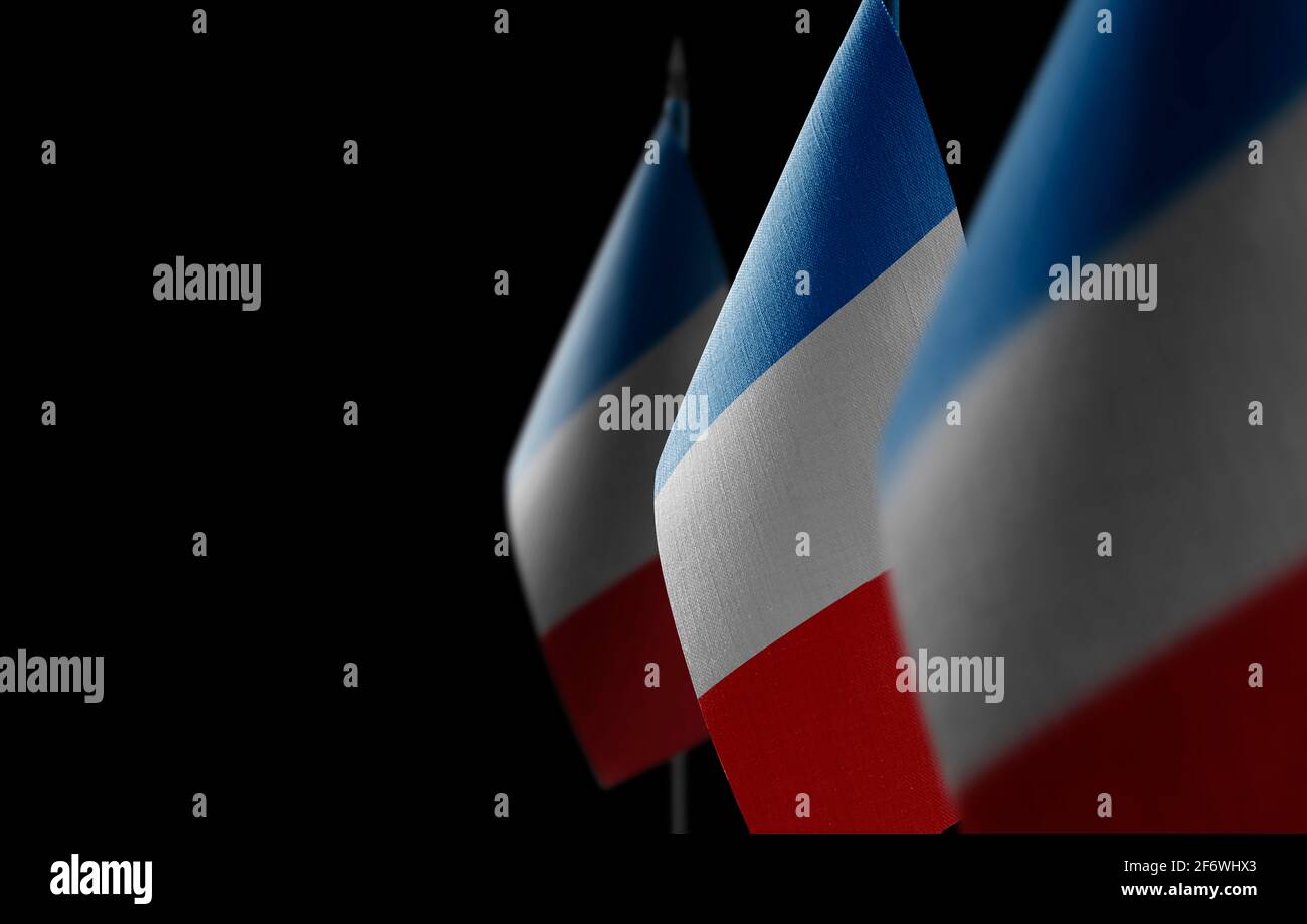 Petits drapeaux nationaux de la France sur fond noir Banque D'Images