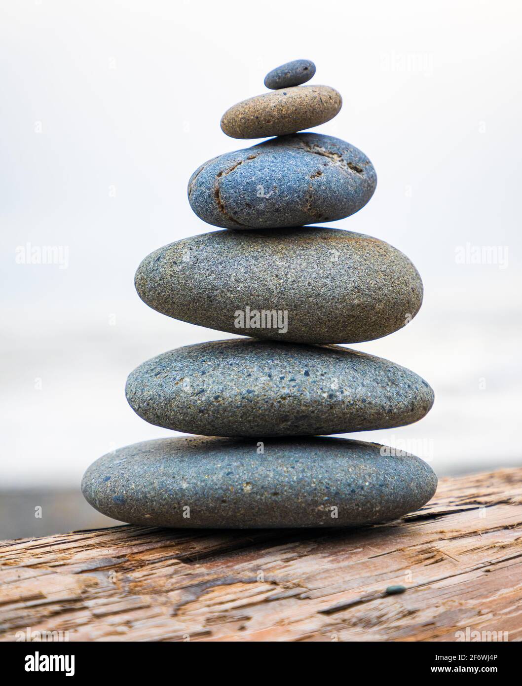 Cairn sur Ruby Beach, la plage la plus au nord des plages du sud dans la section côtière du parc national Olympique dans l'État américain de Washington. Banque D'Images