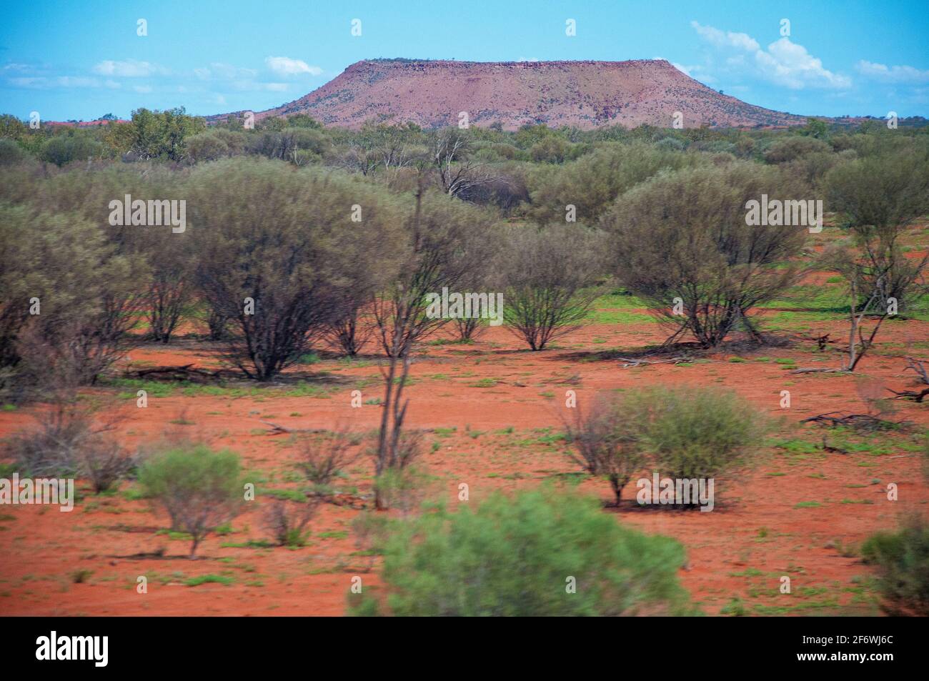 Paysage désertique vu du train Ghan au sud d'Alice Springs, territoire du Nord, Australie Banque D'Images
