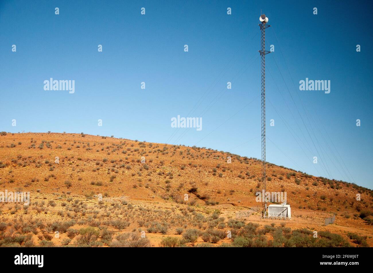 Mât de télécommunications installé dans le désert, vu du train Ghan au sud d'Alice Springs, territoire du Nord Banque D'Images