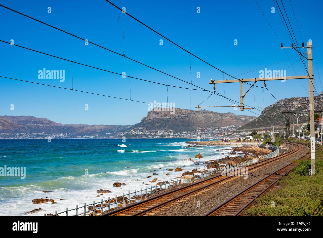 Cape Town, Afrique du Sud - 23 mars 2021 : train de voyageurs traversant la petite ville côtière de St James Banque D'Images