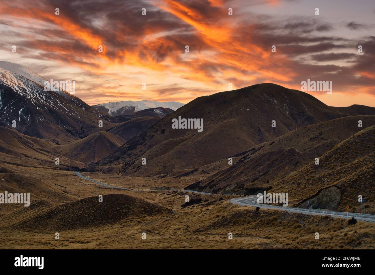 Vues spectaculaires, belle vallée à l'aube et ciel crépuscule à l'observatoire panoramique de Linlis Pass Summit est une attraction populaire dans le sud de l'île de New Z Banque D'Images