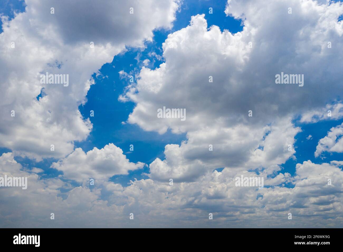 Grande quantité de nuages blancs sur fond bleu ciel Banque D'Images