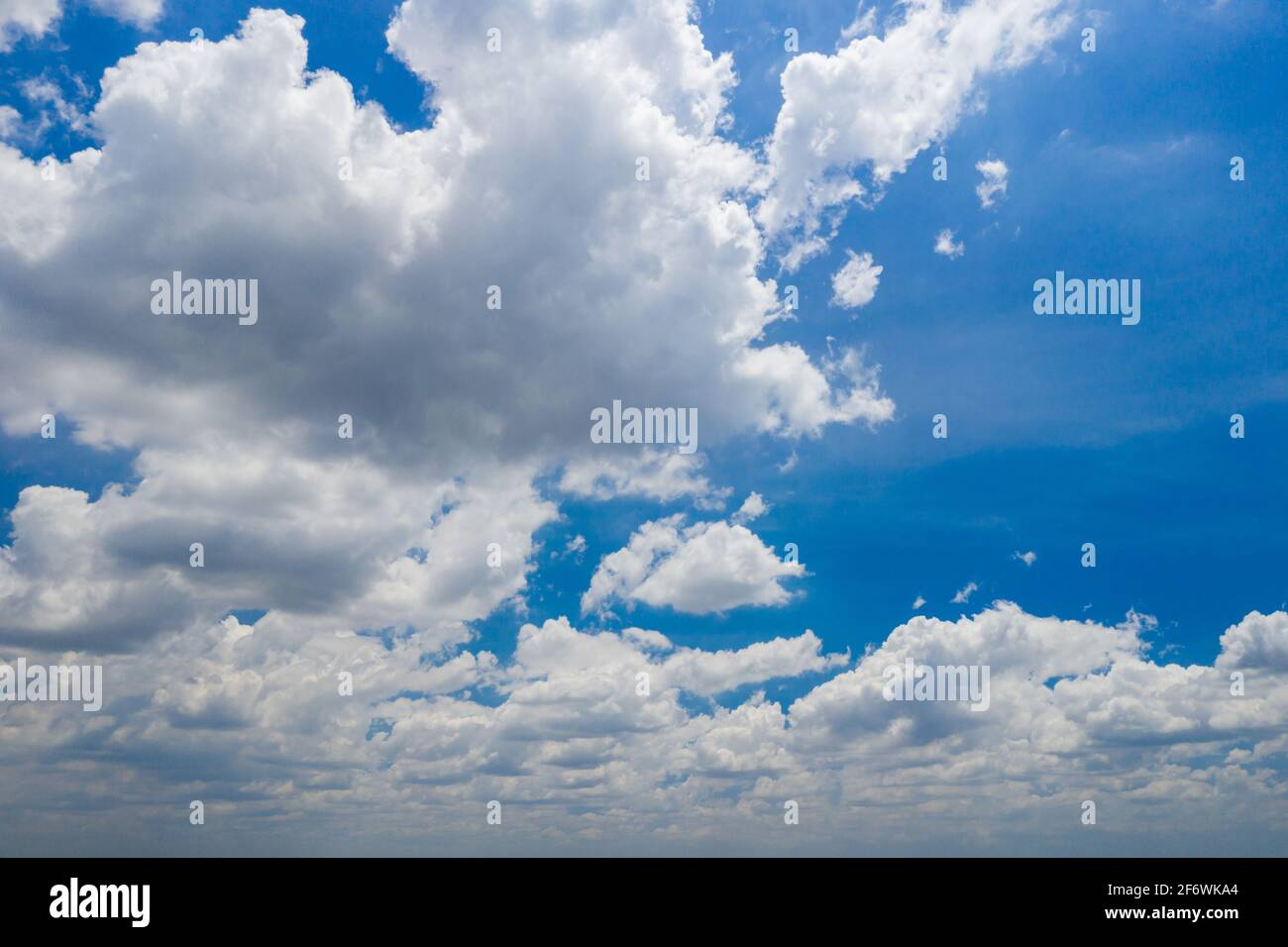Nuage blanc Cumulus flottant sur le ciel bleu le matin ensoleillé Banque D'Images