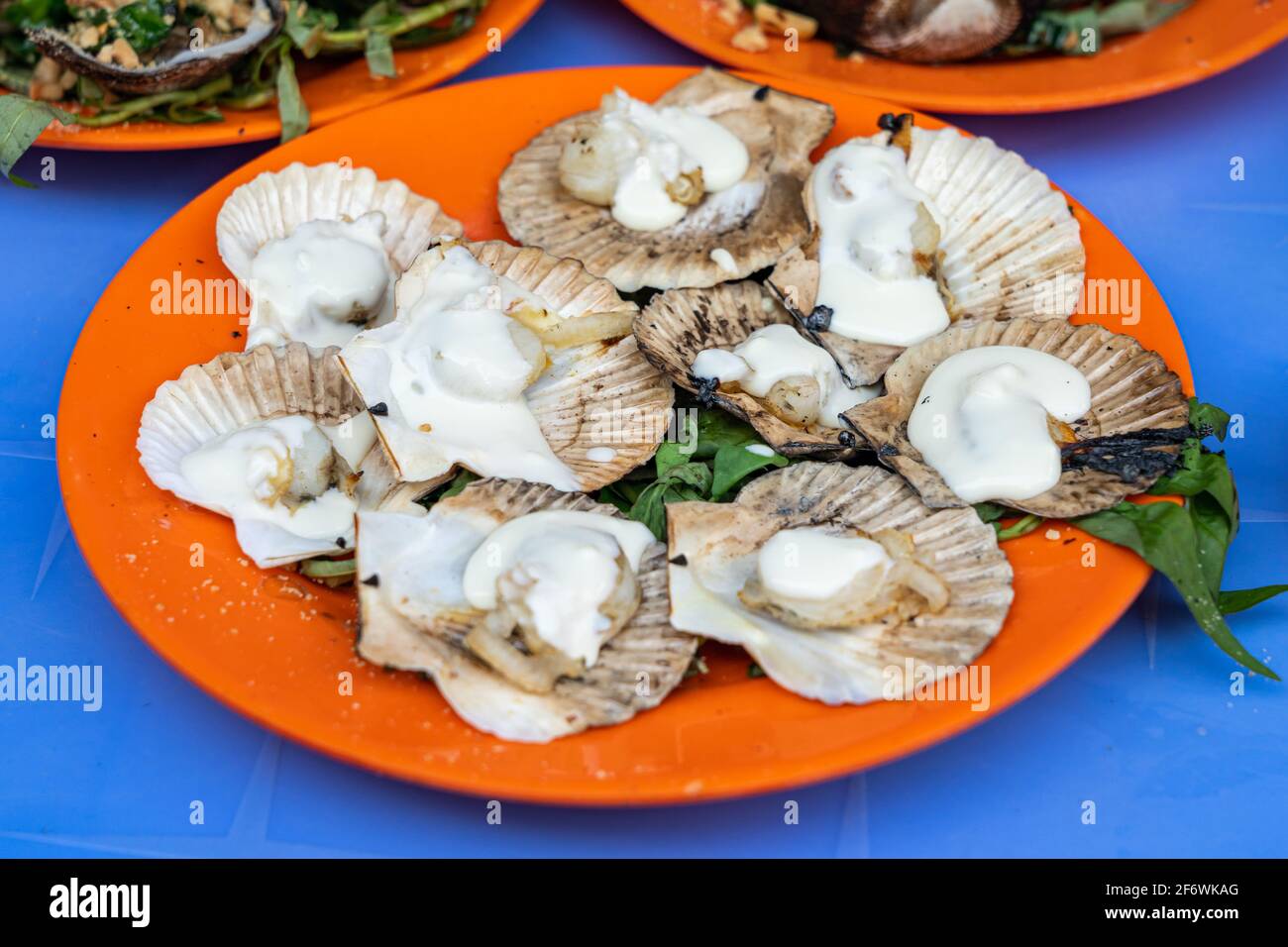 Délicieux pétoncles grillés au Vietnam et fromage crémeux sur le haut Banque D'Images