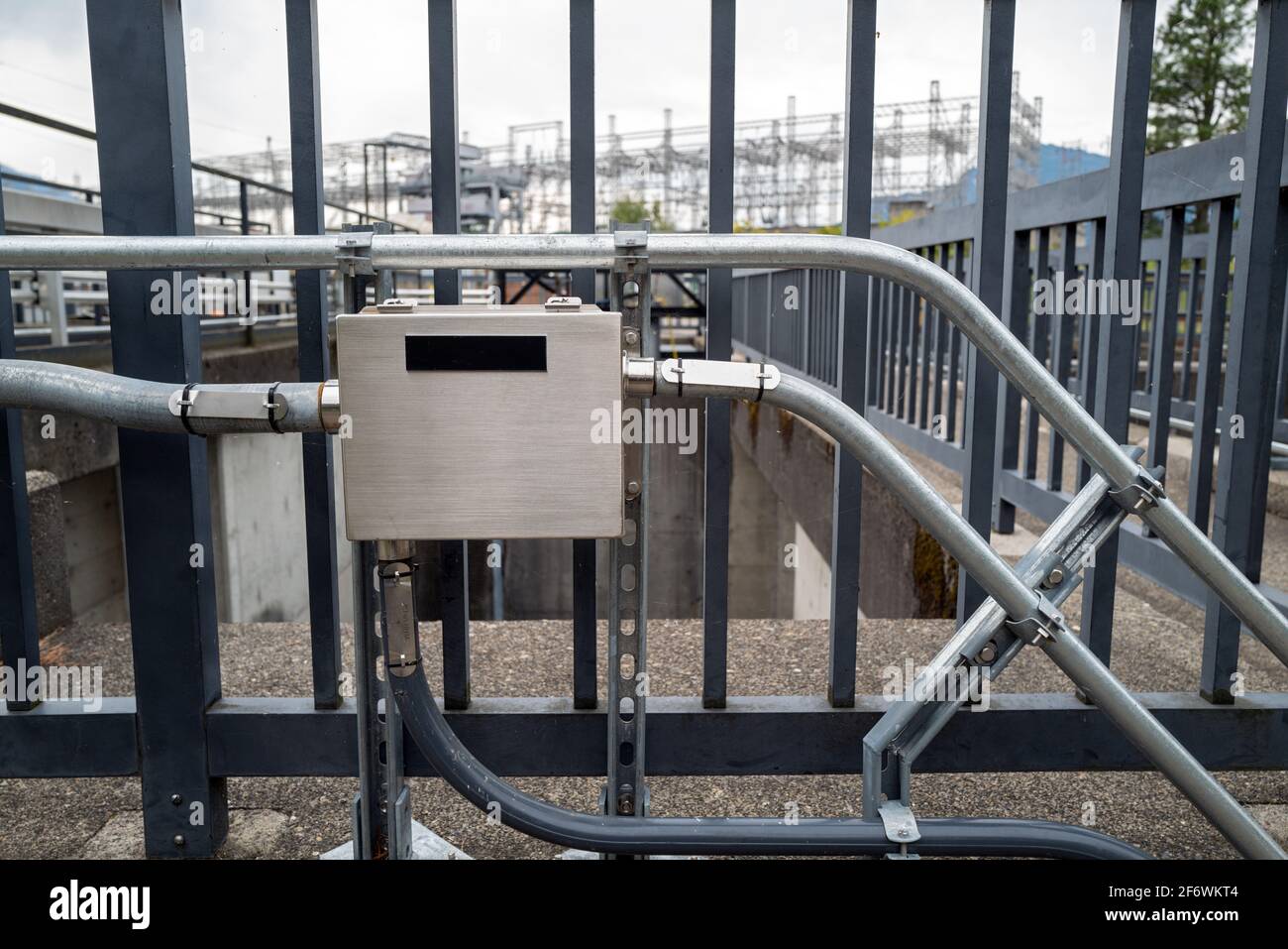 Conduites reliées à un boîtier électrique au barrage de Bonneville sur l'île Bradford, Oregon, États-Unis Banque D'Images