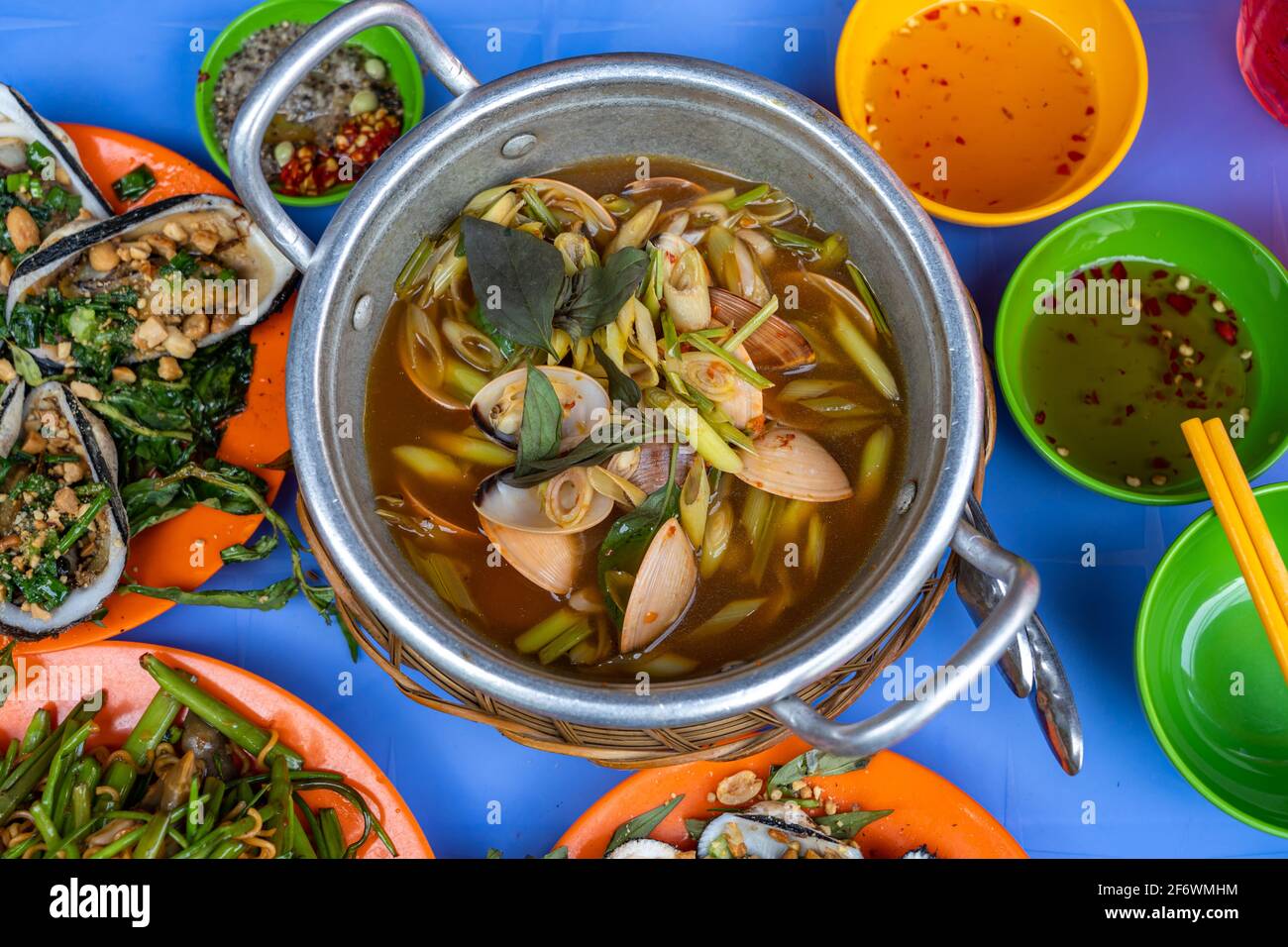 Délicieux plats de rue vietnamiens - plats d'escargots sur table Banque D'Images