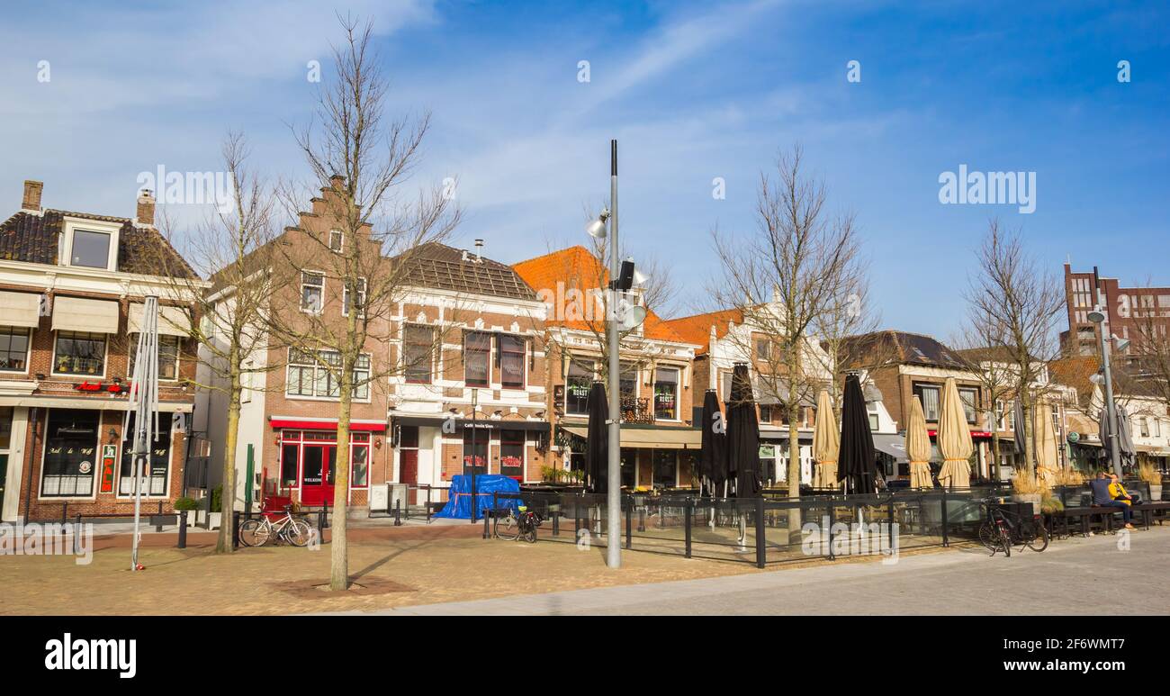 Panorama des bars et restaurants vides sur la place Koemarkt à Purmerend,  pays-Bas Photo Stock - Alamy