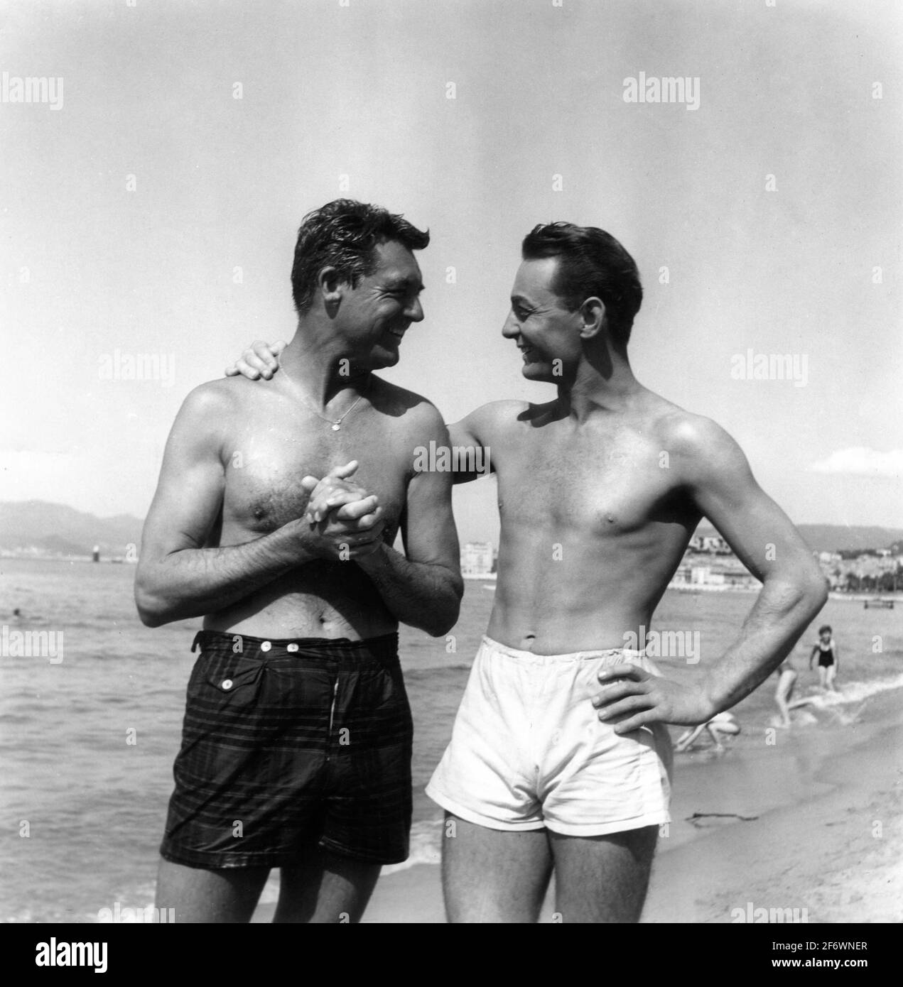 CARY GRANT et ROLAND LESAFFRE sur place ont fait le choix plage pendant le tournage de POUR ATTRAPER UN VOLEUR 1955 réalisateur ALFRED HITCHCOCK basé sur le roman de David Dodge scénario John Michael Hayes costumes Edith Head Paramount photos Banque D'Images