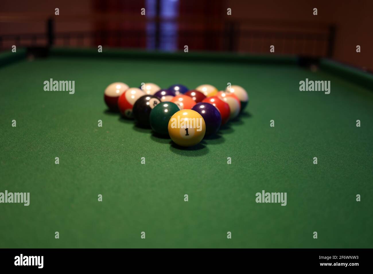 Boules de billard colorées sur une table de billard verte. Boule de billard avec numéro un. Banque D'Images