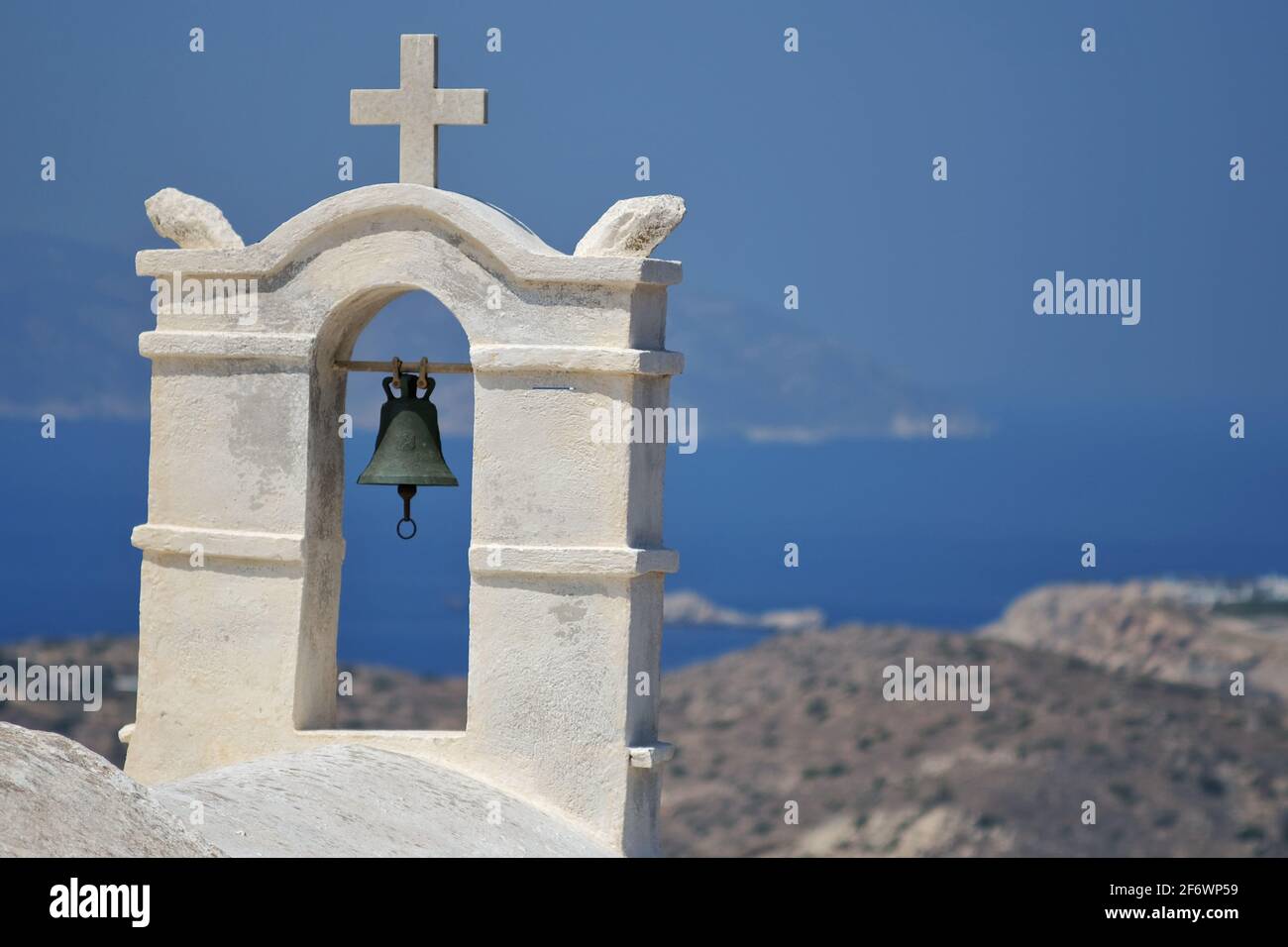 Vue panoramique depuis le toit d'une chapelle grecque orthodoxe Dans les cyclades iOS Banque D'Images