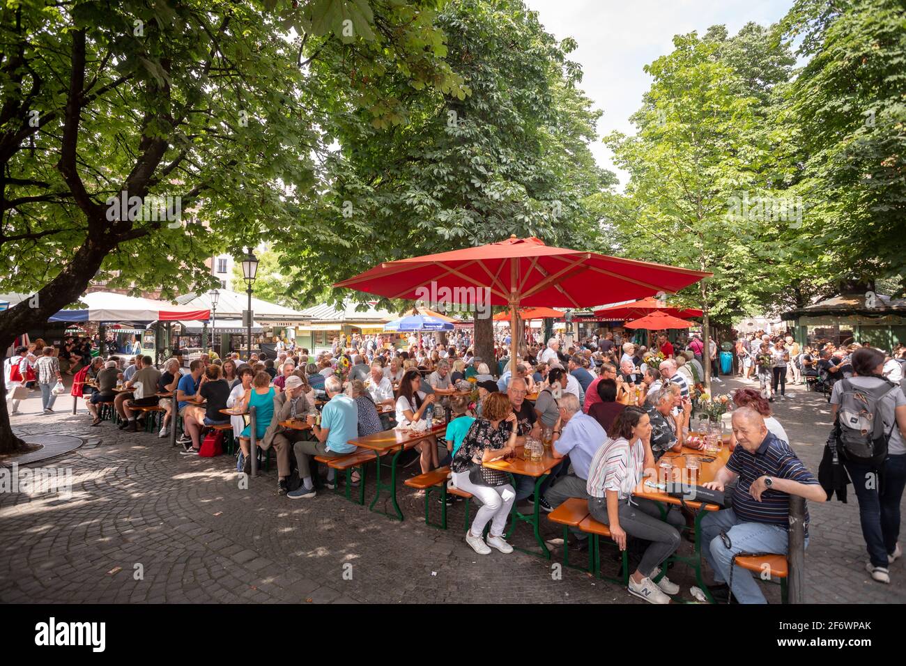 Munich, Allemagne - les gens ont du temps libre, de la nourriture bavaroise et de la bière dans le jardin à plein air de Viktualienmarkt, marché gastronomique et attraction touristique Banque D'Images