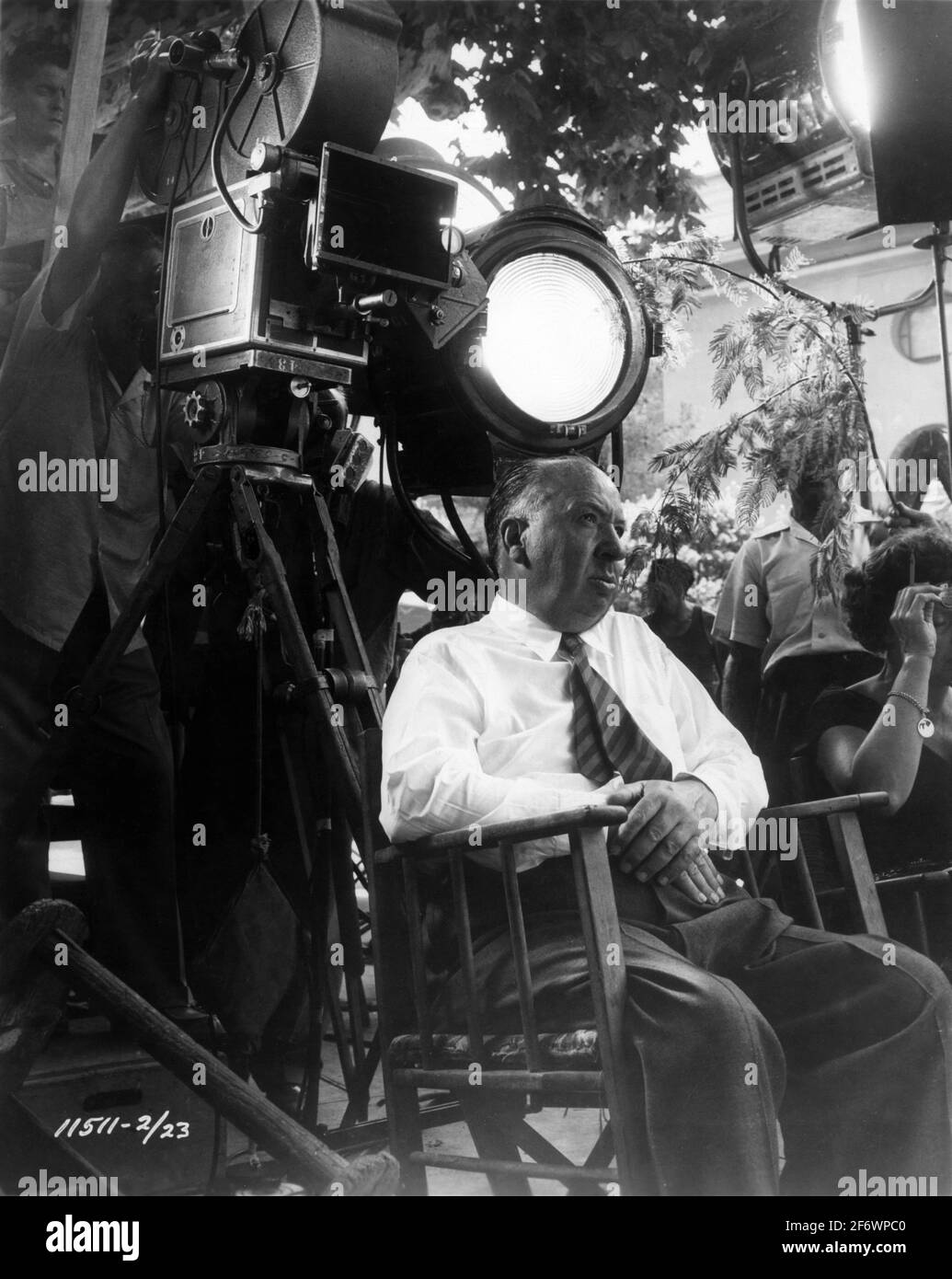 ALFRED HITCHCOCK sur l'emplacement de la mise en place a fait du chai avec l'équipe de cinéma pendant Tournage de POUR ATTRAPER UN VOLEUR 1955 réalisateur ALFRED HITCHCOCK Basé sur le roman de David Dodge scénario John Michael Hayes Costumes Edith Head Paramount photos Banque D'Images