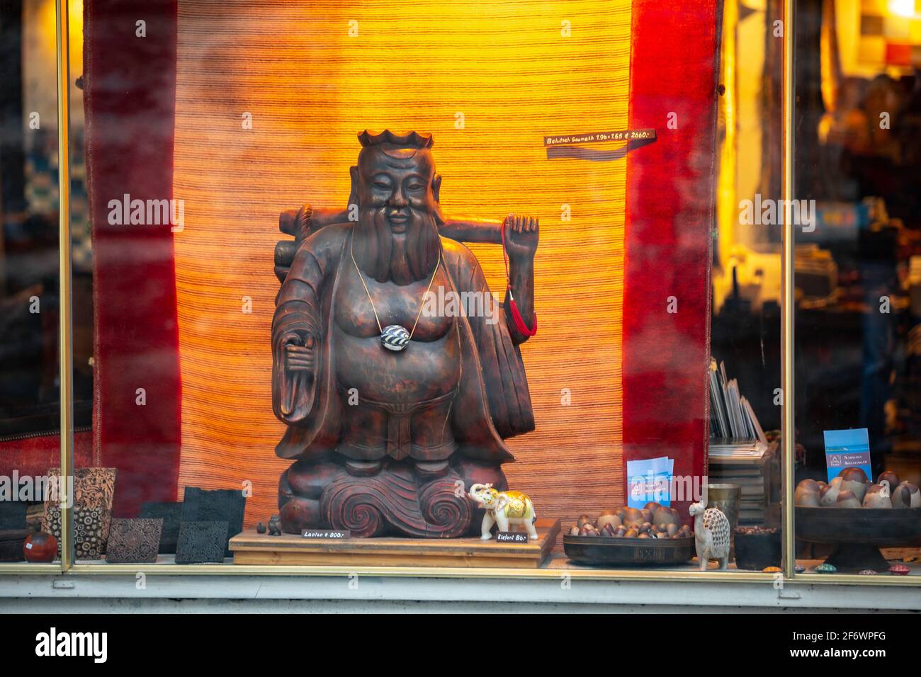 Lao-tzu ou statue de Laozi sur une boutique de fenêtres à Lindau, Allemagne Banque D'Images